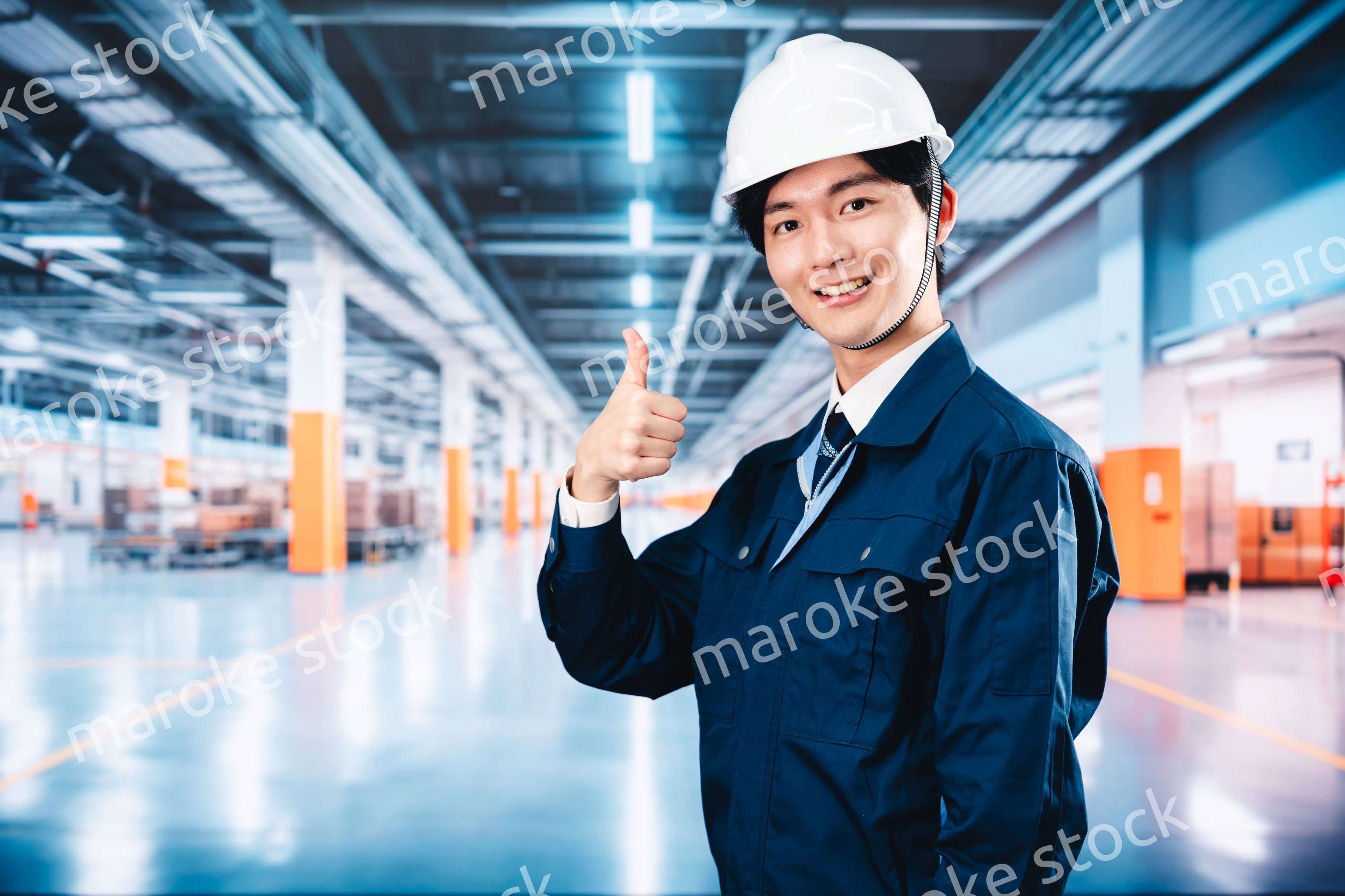 巨大な物流倉庫で働く男性