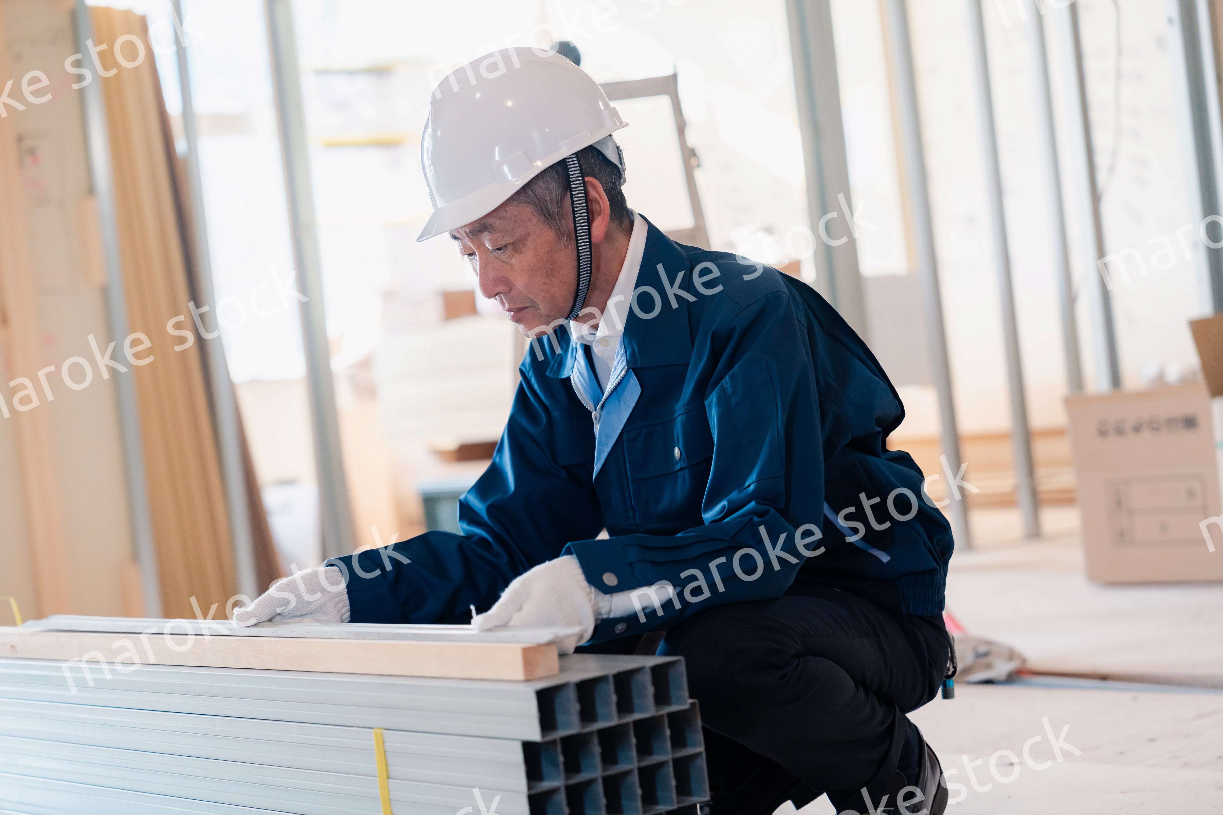 建設現場で資材の確認をする大工さん