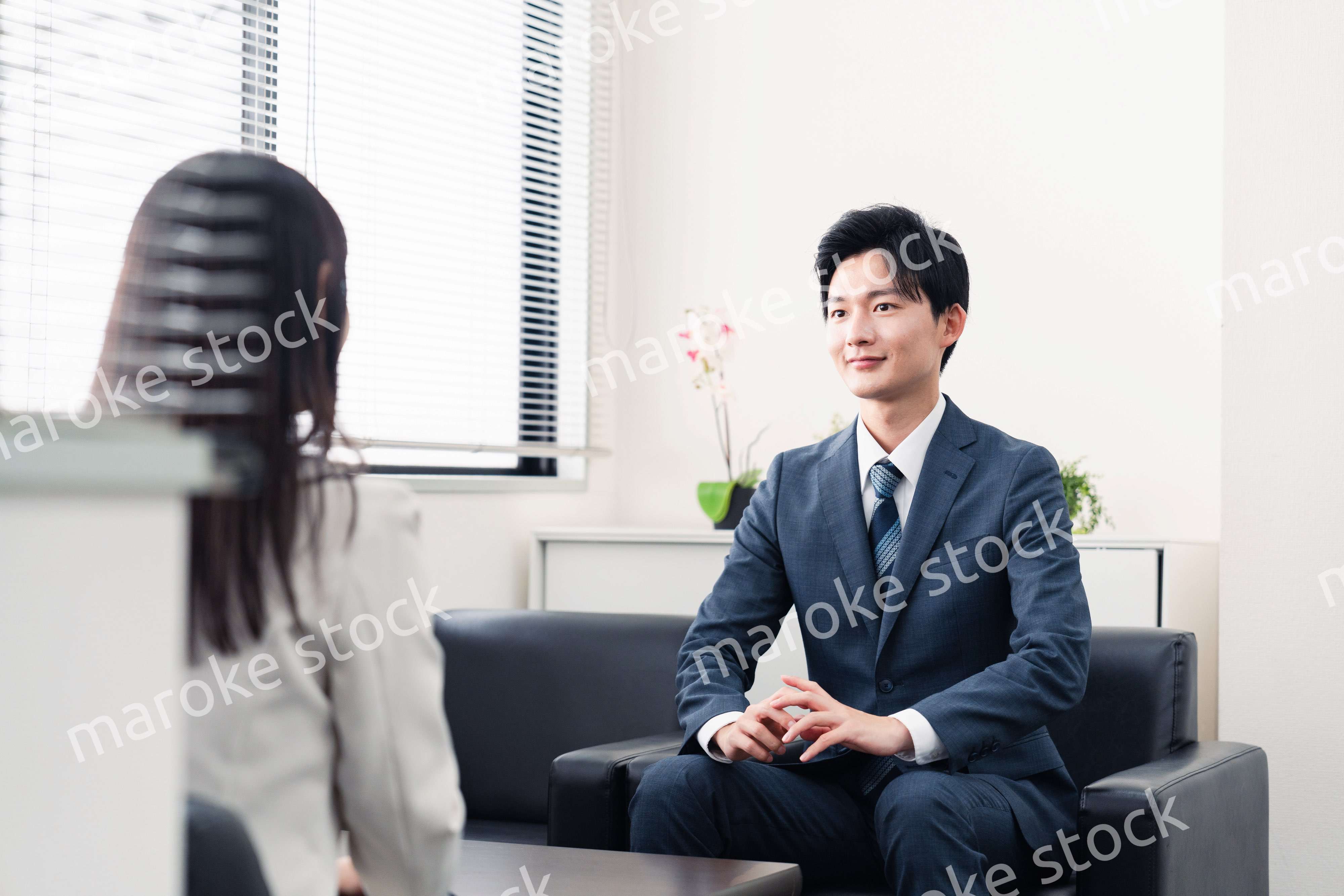 採用面接を受けるフレッシュな学生