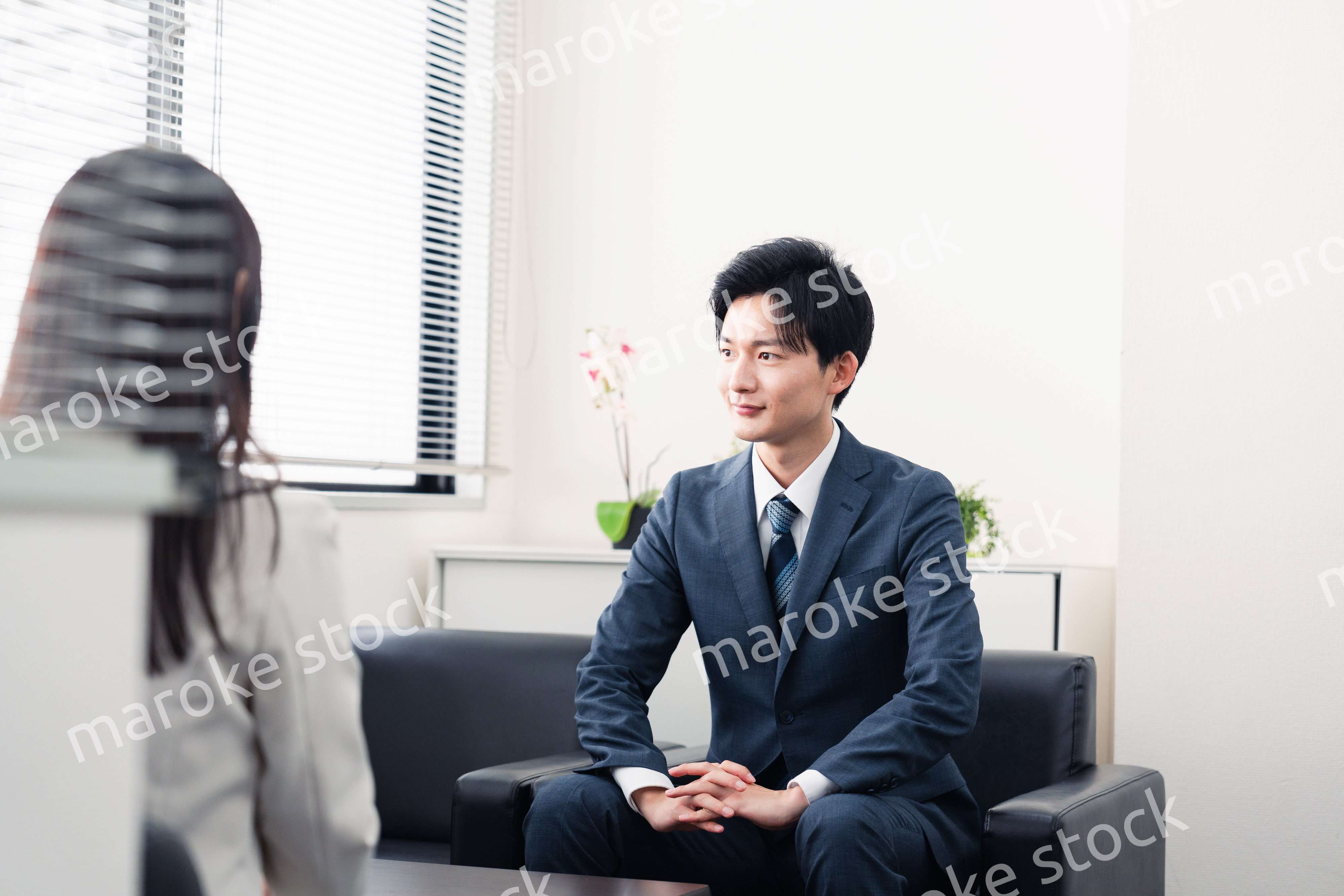 採用面接を受けるフレッシュな学生