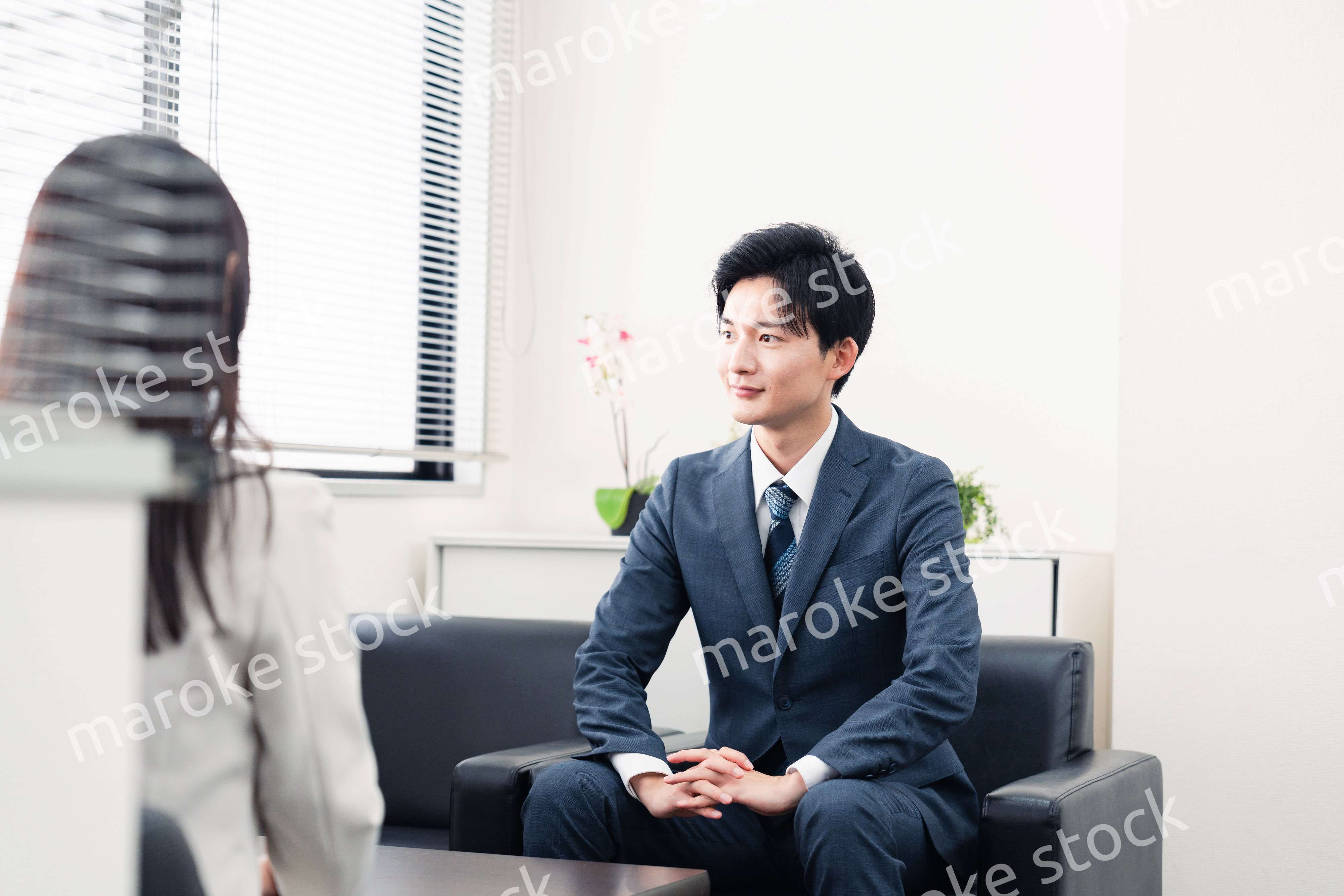 採用面接を受けるフレッシュな学生