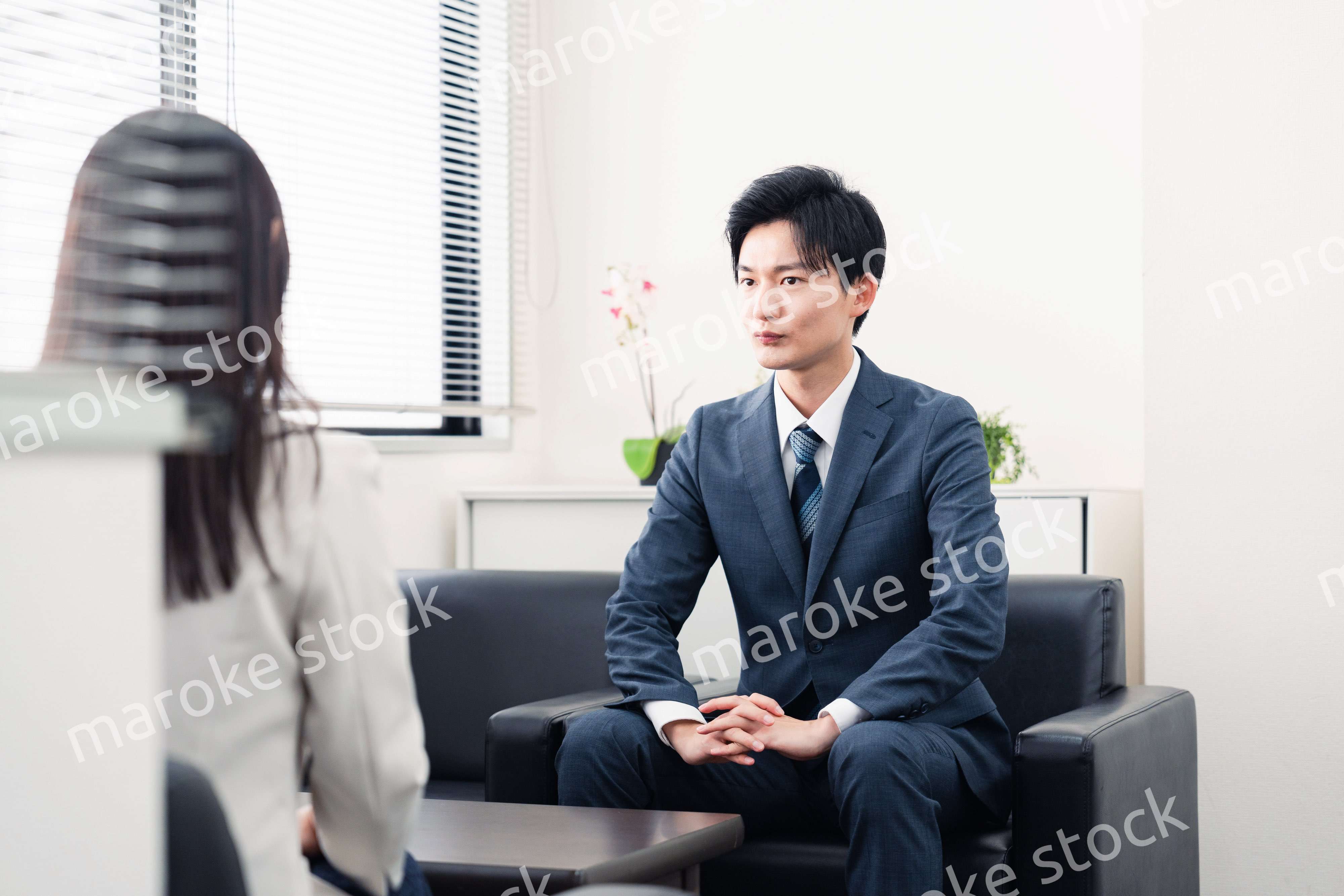 採用面接を受けるフレッシュな学生