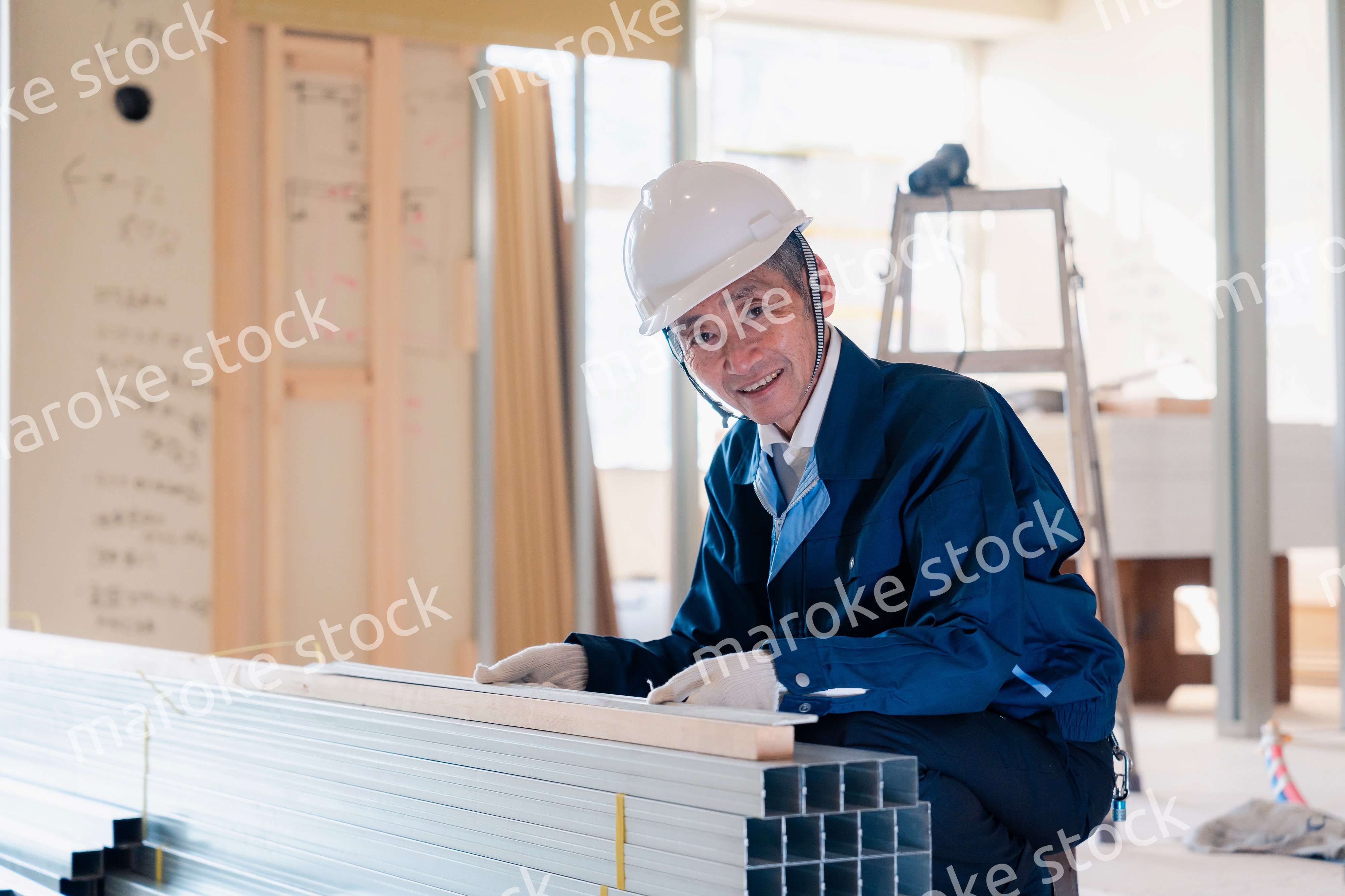 建設現場で資材の確認をする大工さん