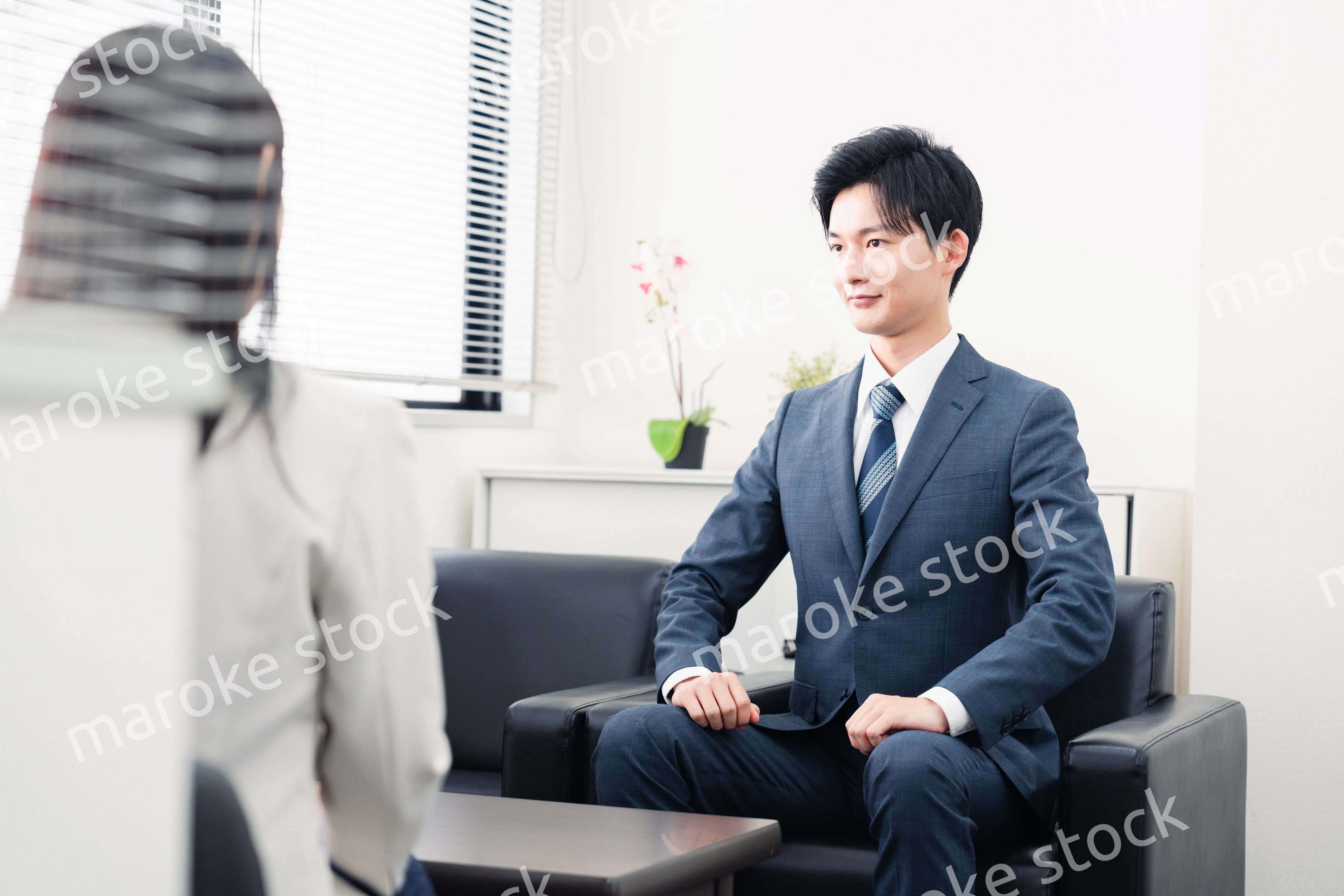 採用面接を受けるフレッシュな学生