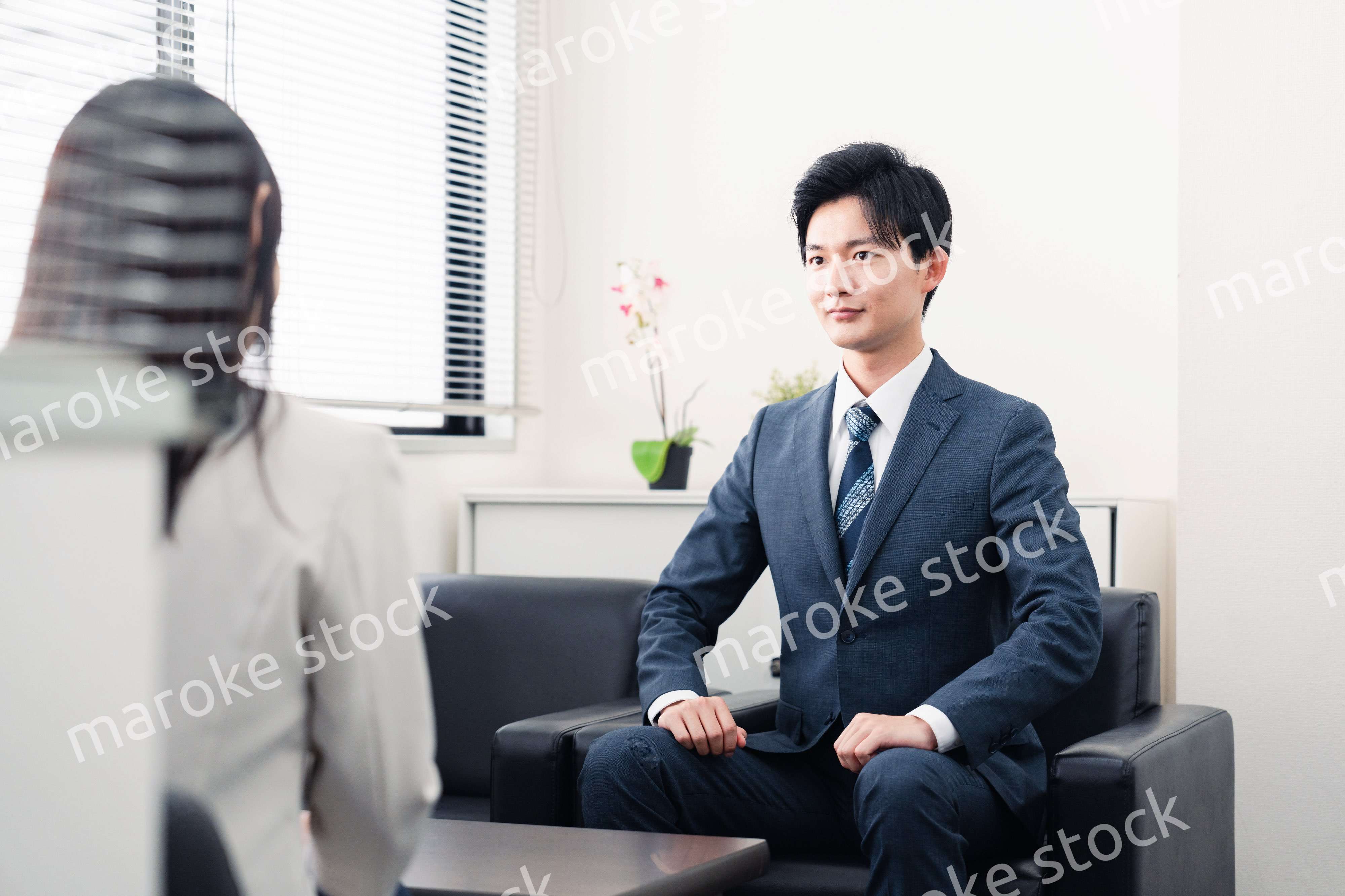 採用面接を受けるフレッシュな学生