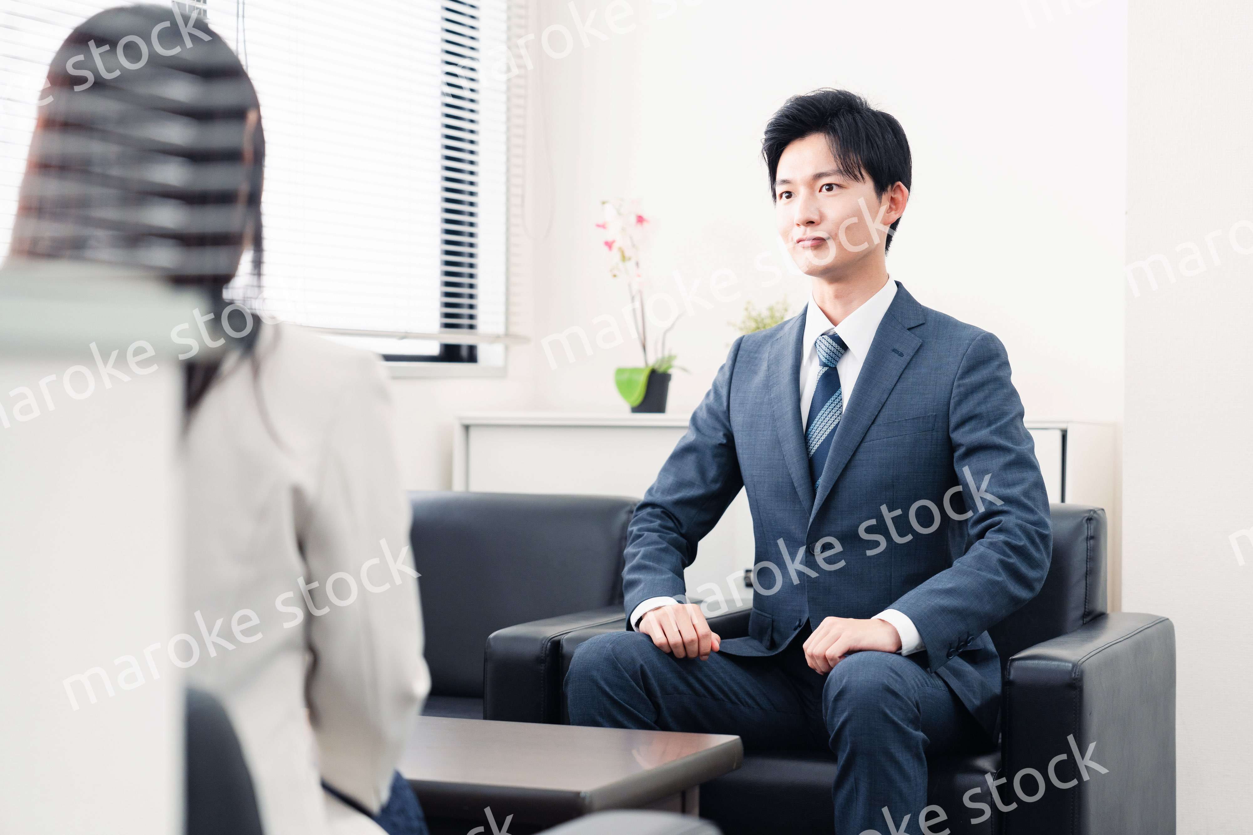 採用面接を受けるフレッシュな学生