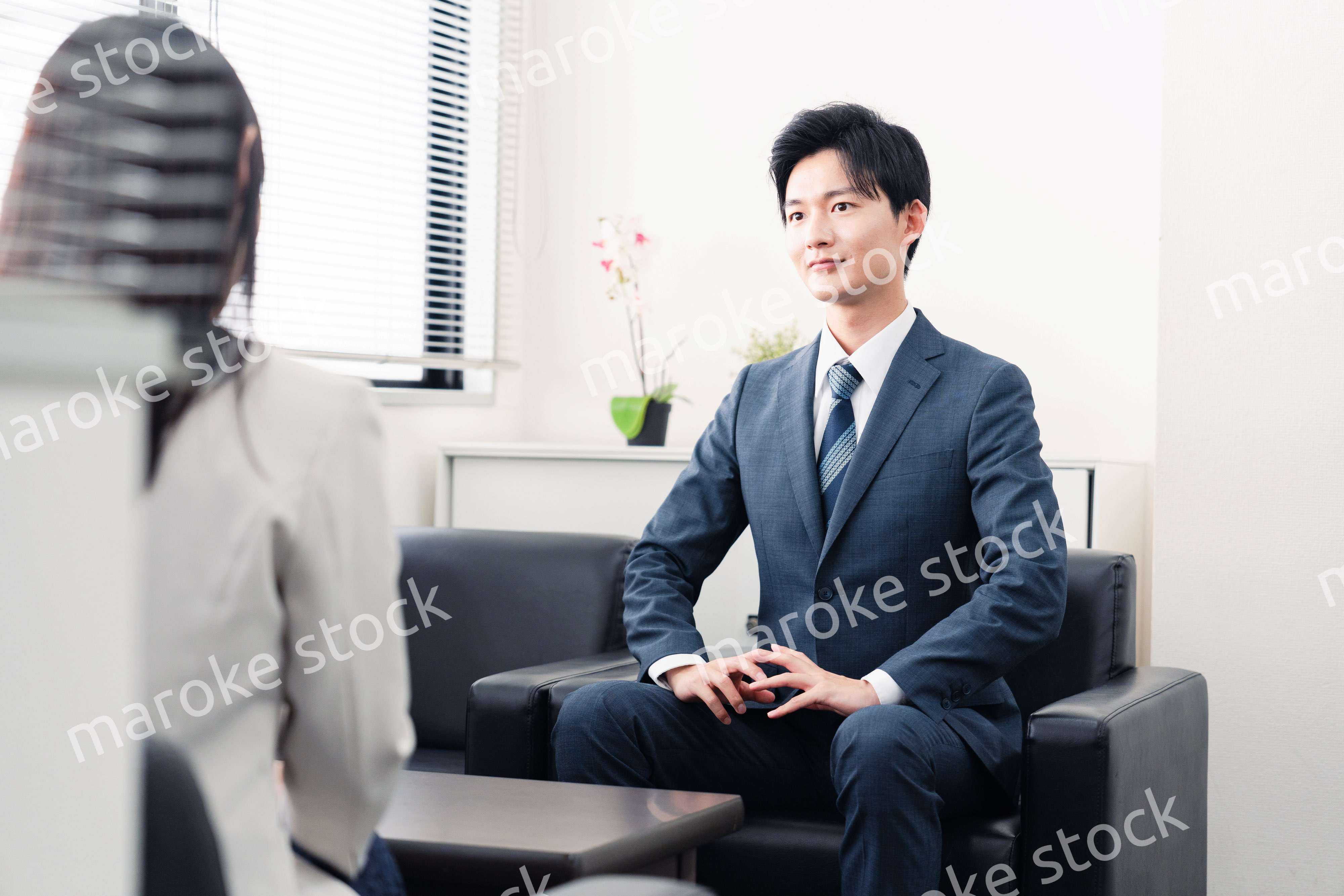 採用面接を受けるフレッシュな学生