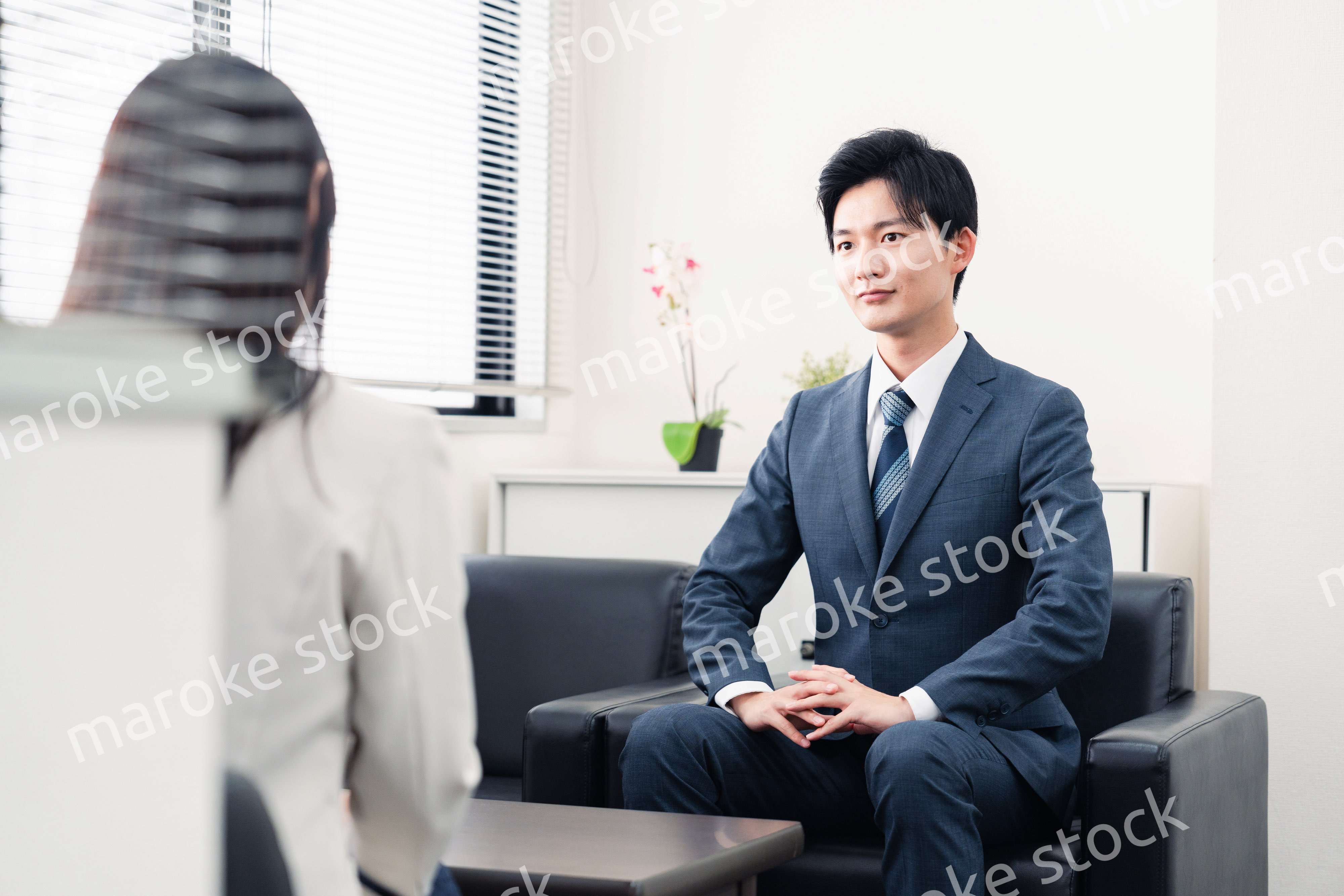 採用面接を受けるフレッシュな学生