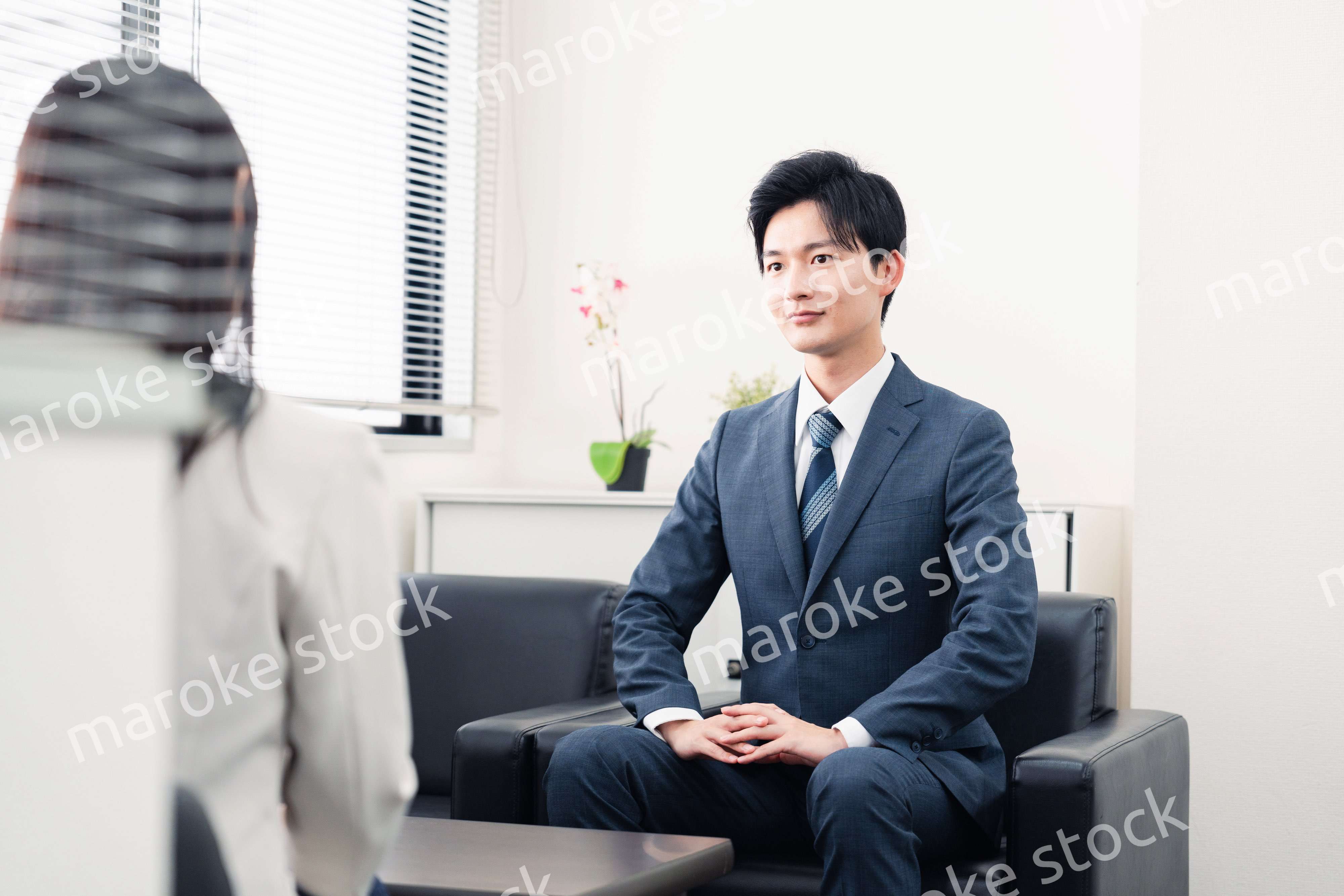 採用面接を受けるフレッシュな学生