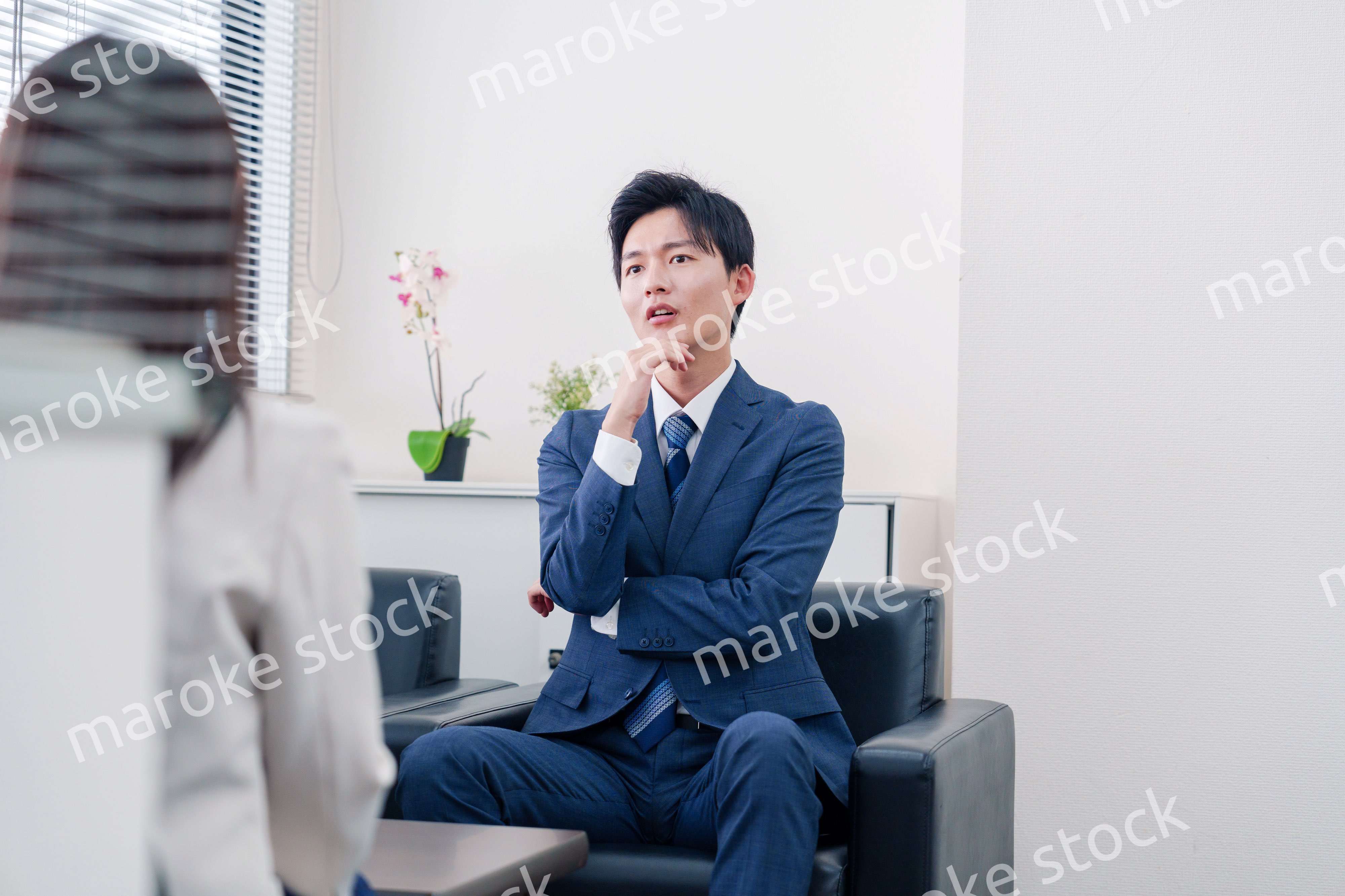 交渉が決裂して横柄な態度をとる営業マン