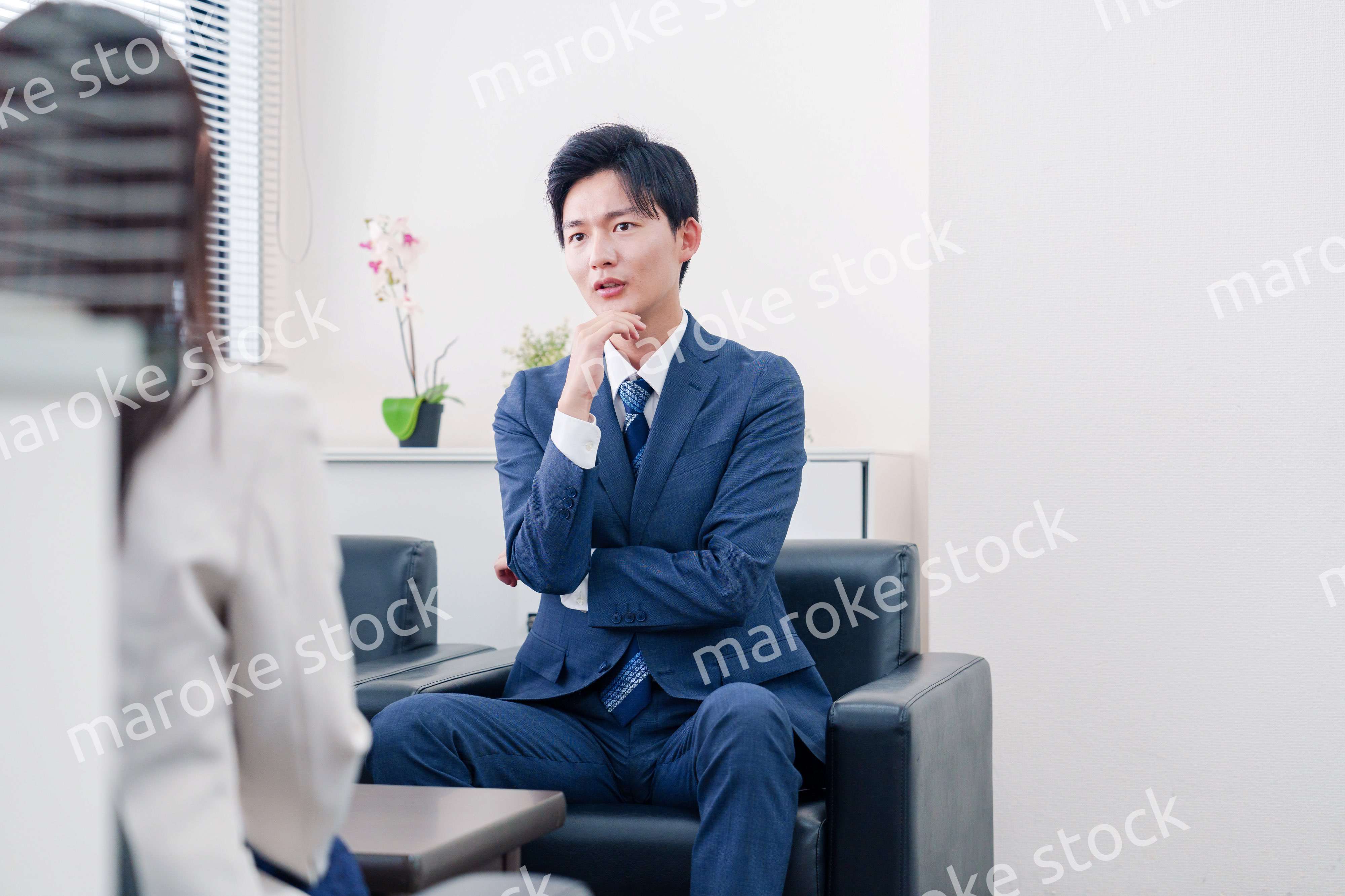 交渉が決裂して横柄な態度をとる営業マン