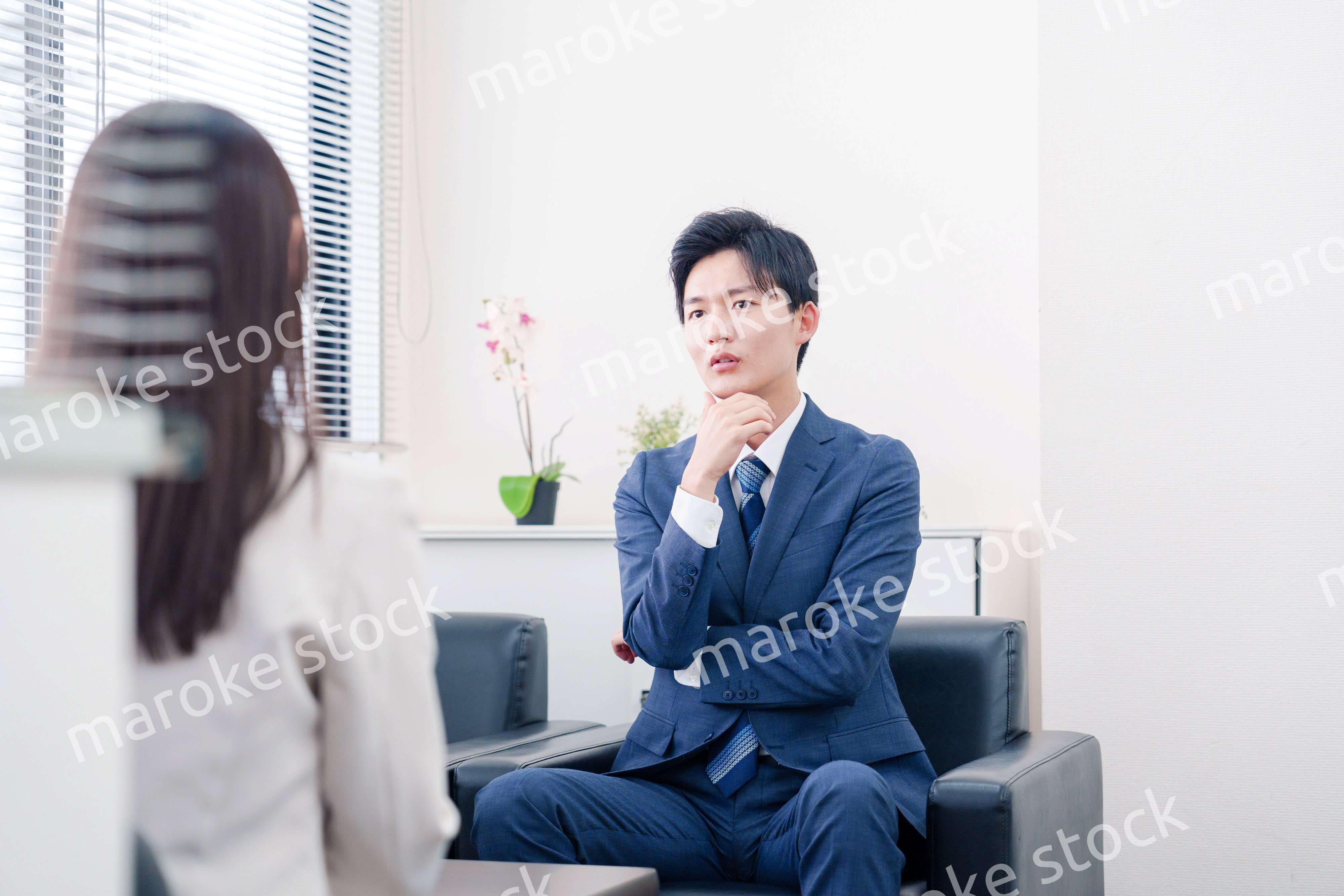 交渉が決裂して横柄な態度をとる営業マン