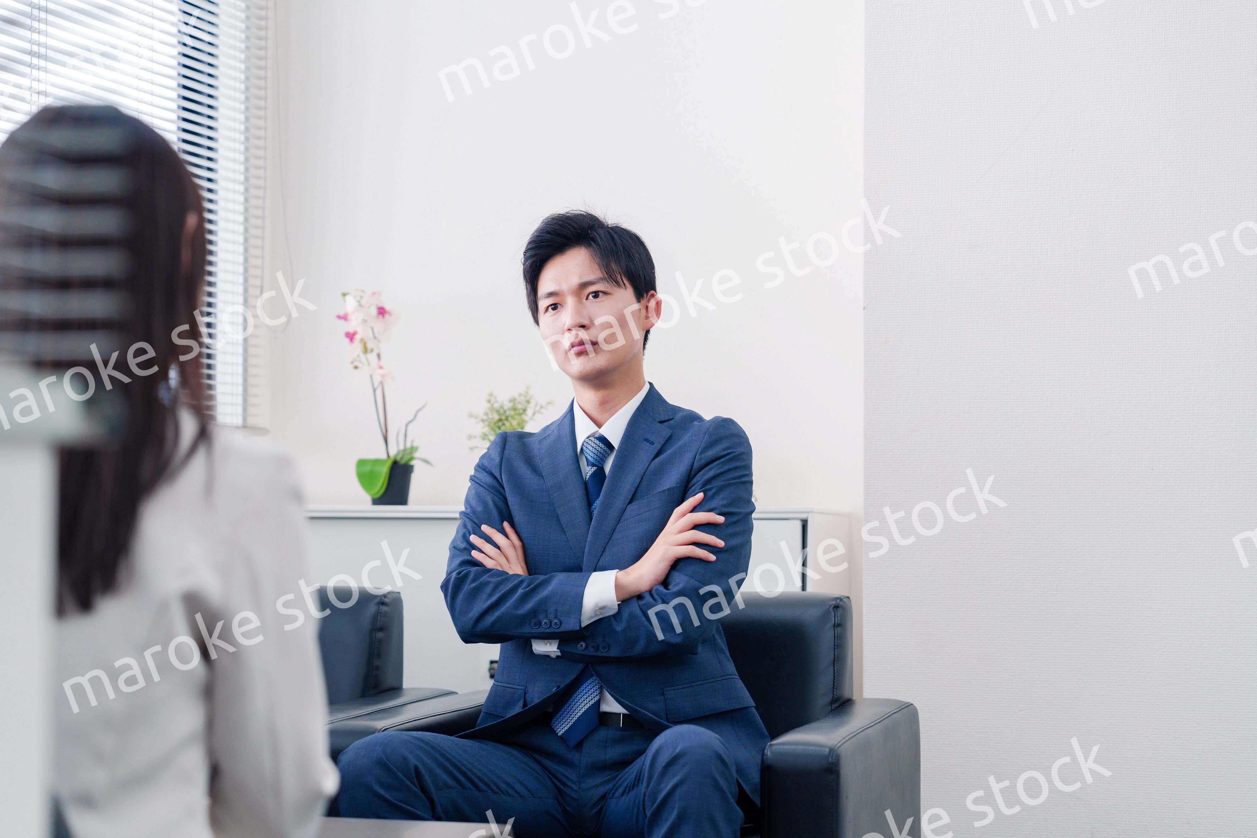 交渉が決裂して横柄な態度をとる営業マン