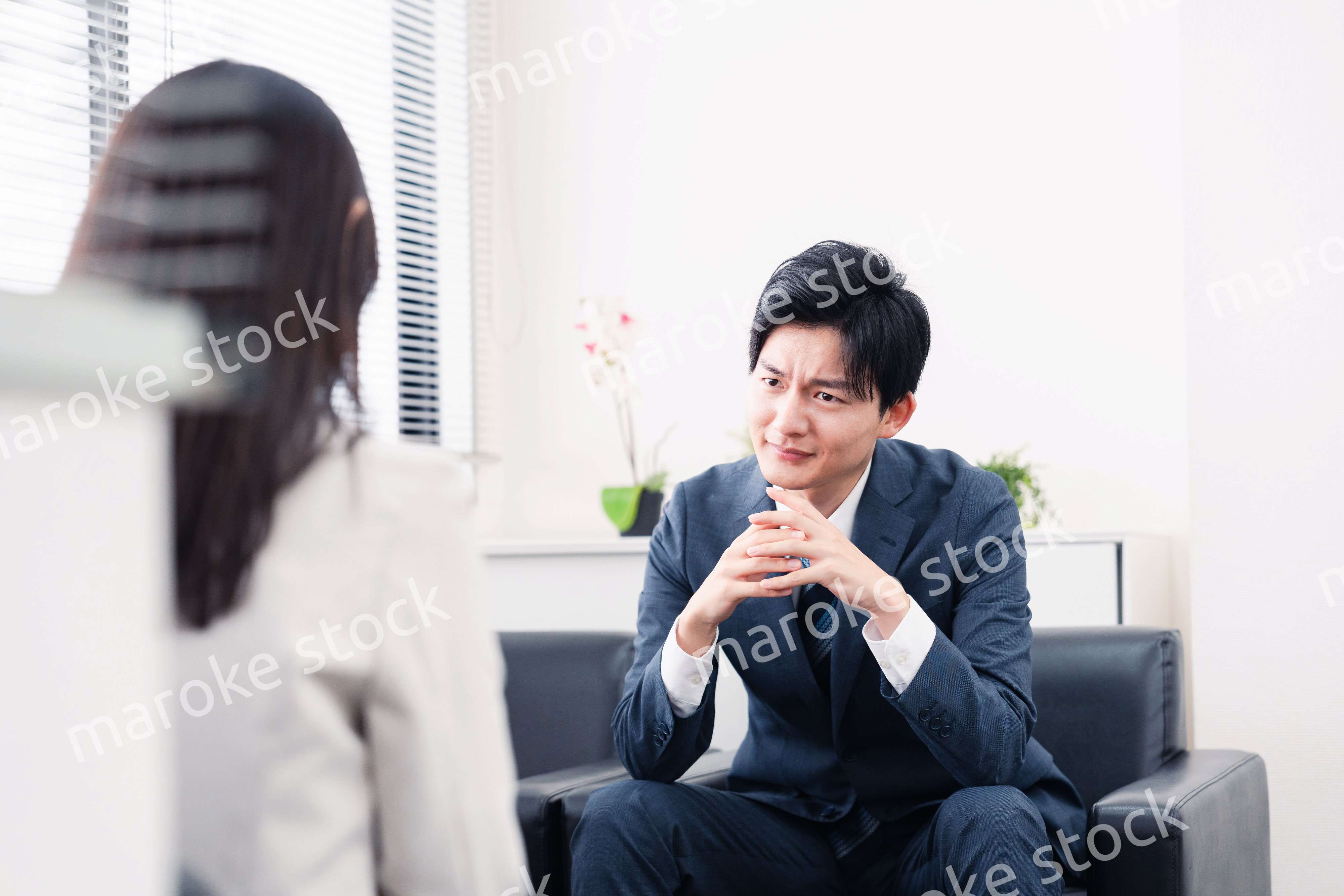 商談で厳しい表情を見せるビジネスマン