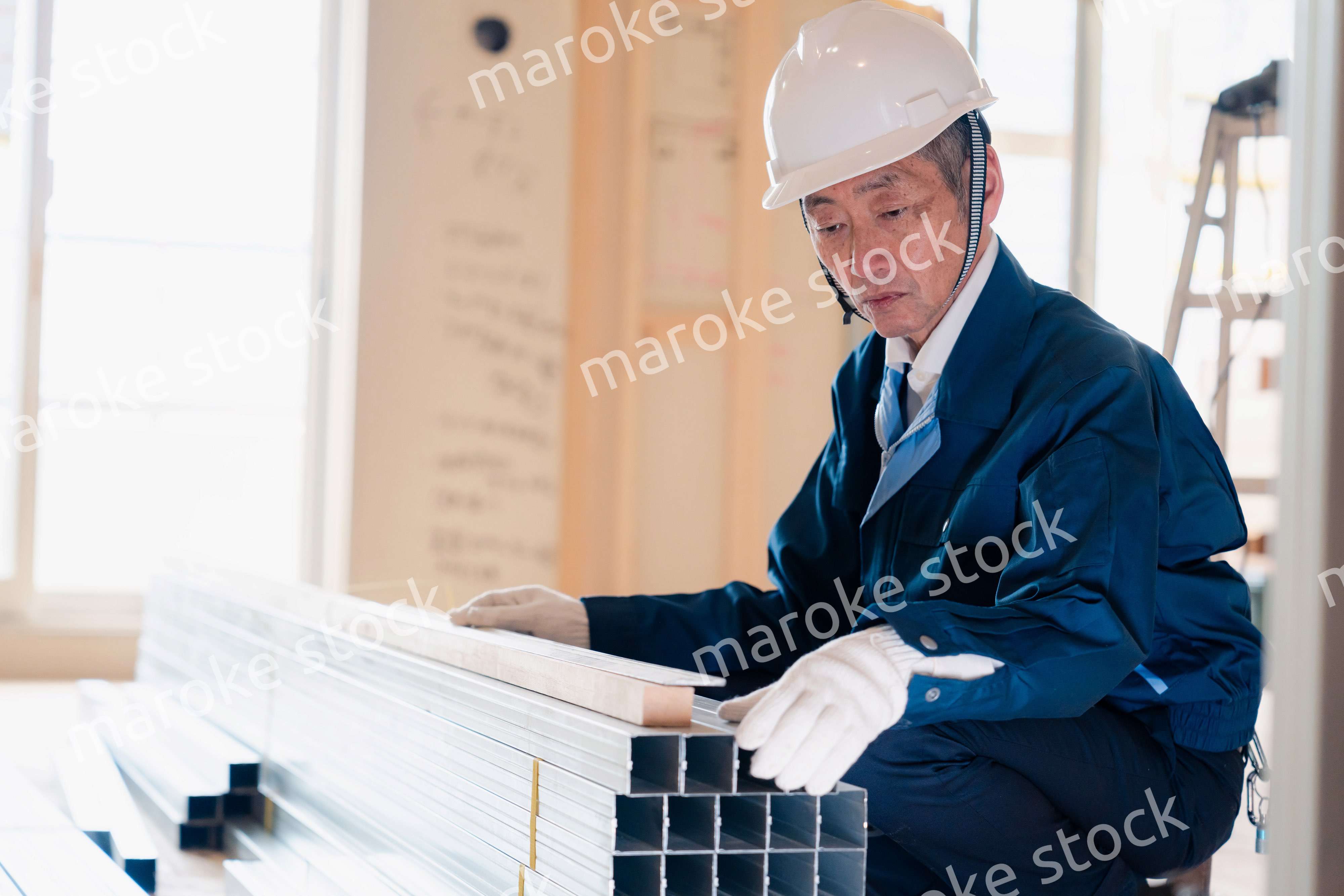 建設現場で資材の確認をする大工さん
