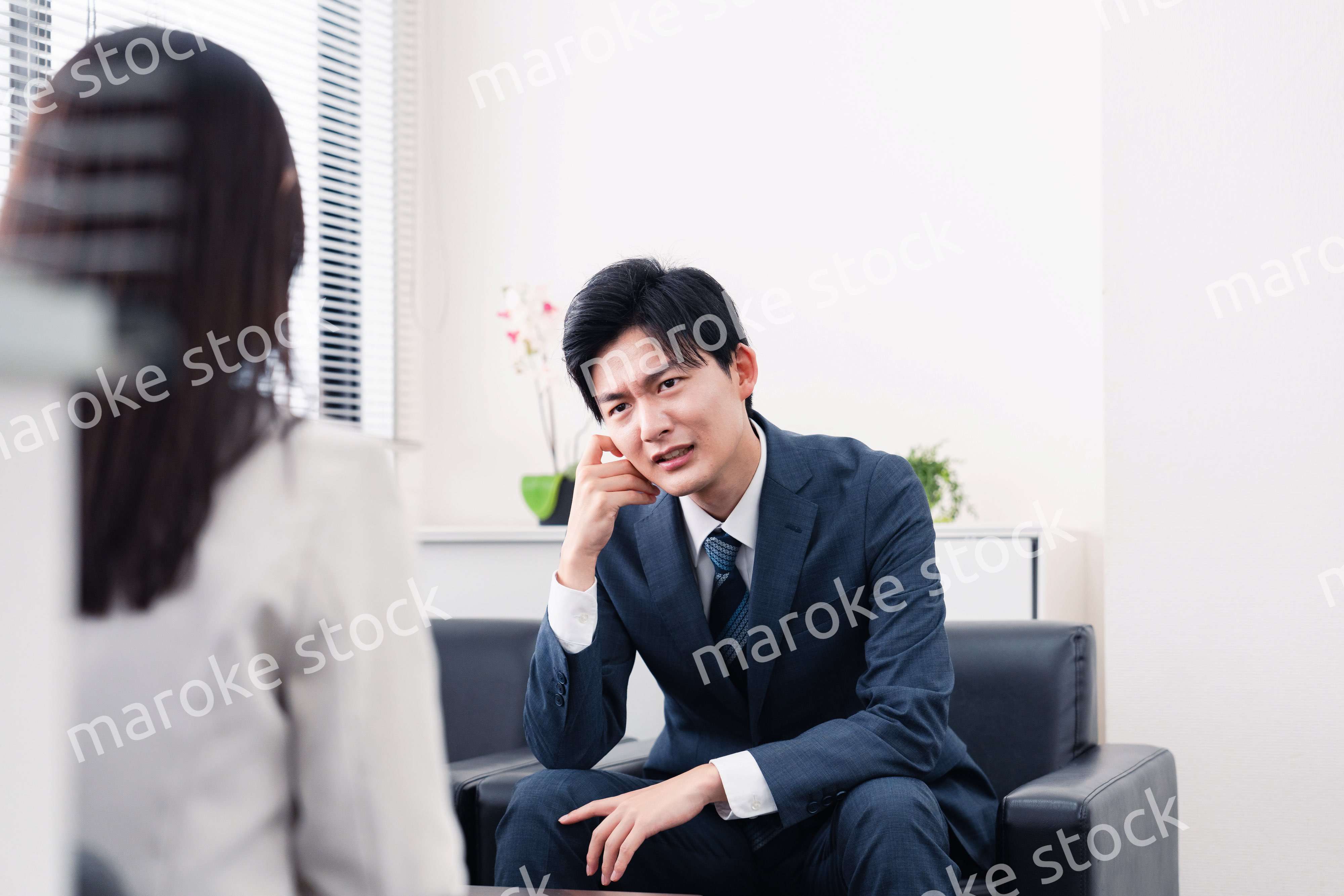 商談で厳しい表情を見せるビジネスマン