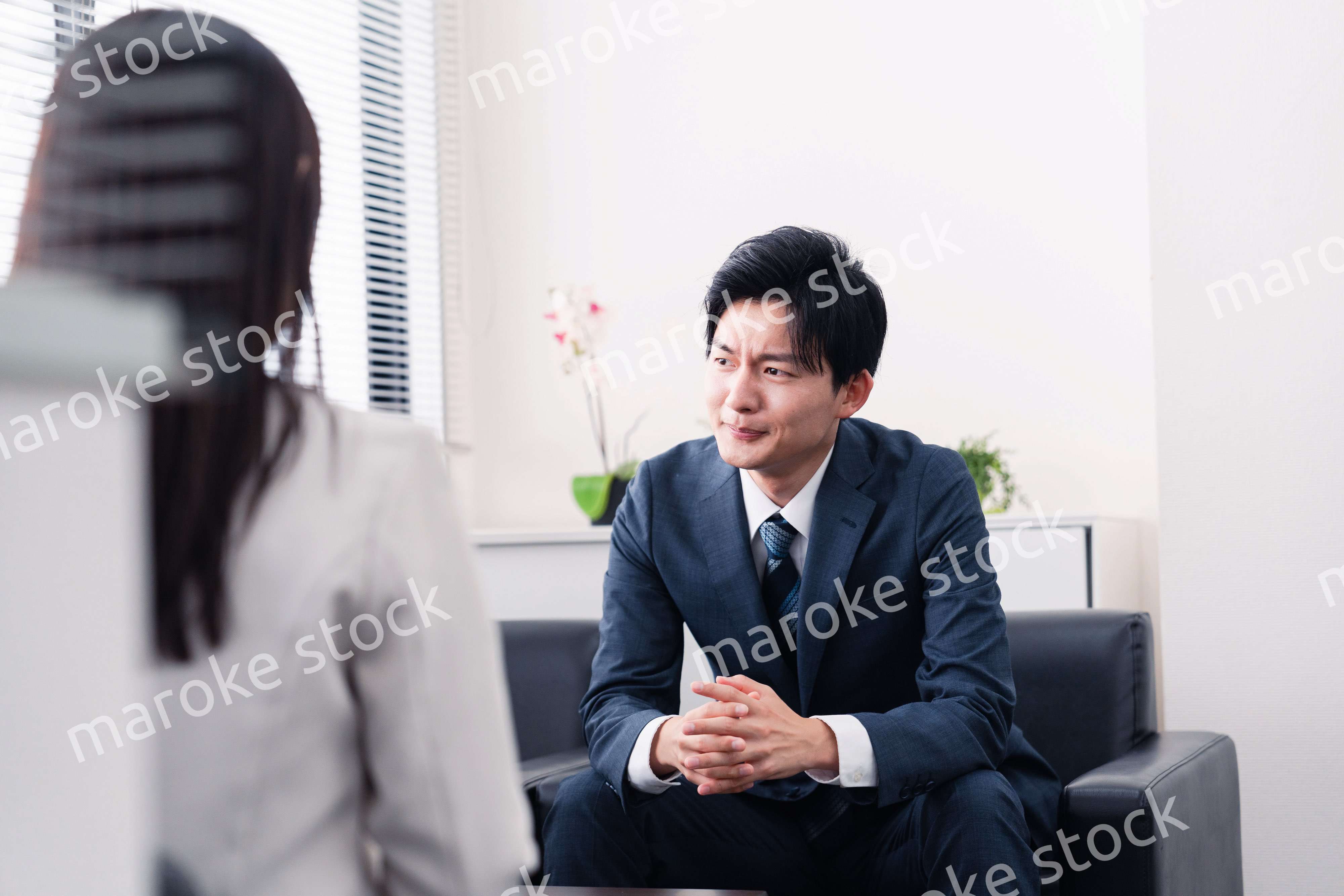 商談で厳しい表情を見せるビジネスマン