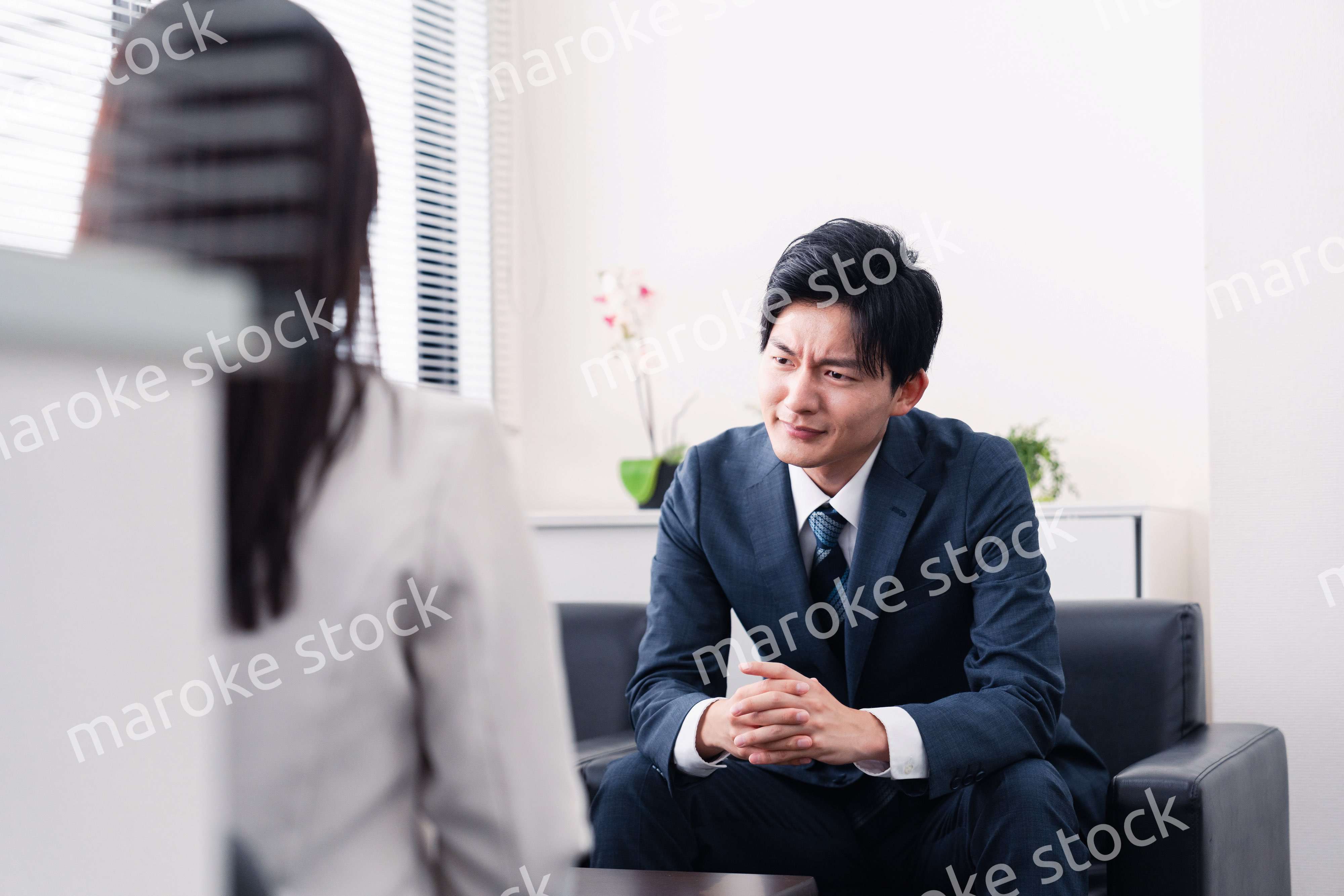 商談で厳しい表情を見せるビジネスマン