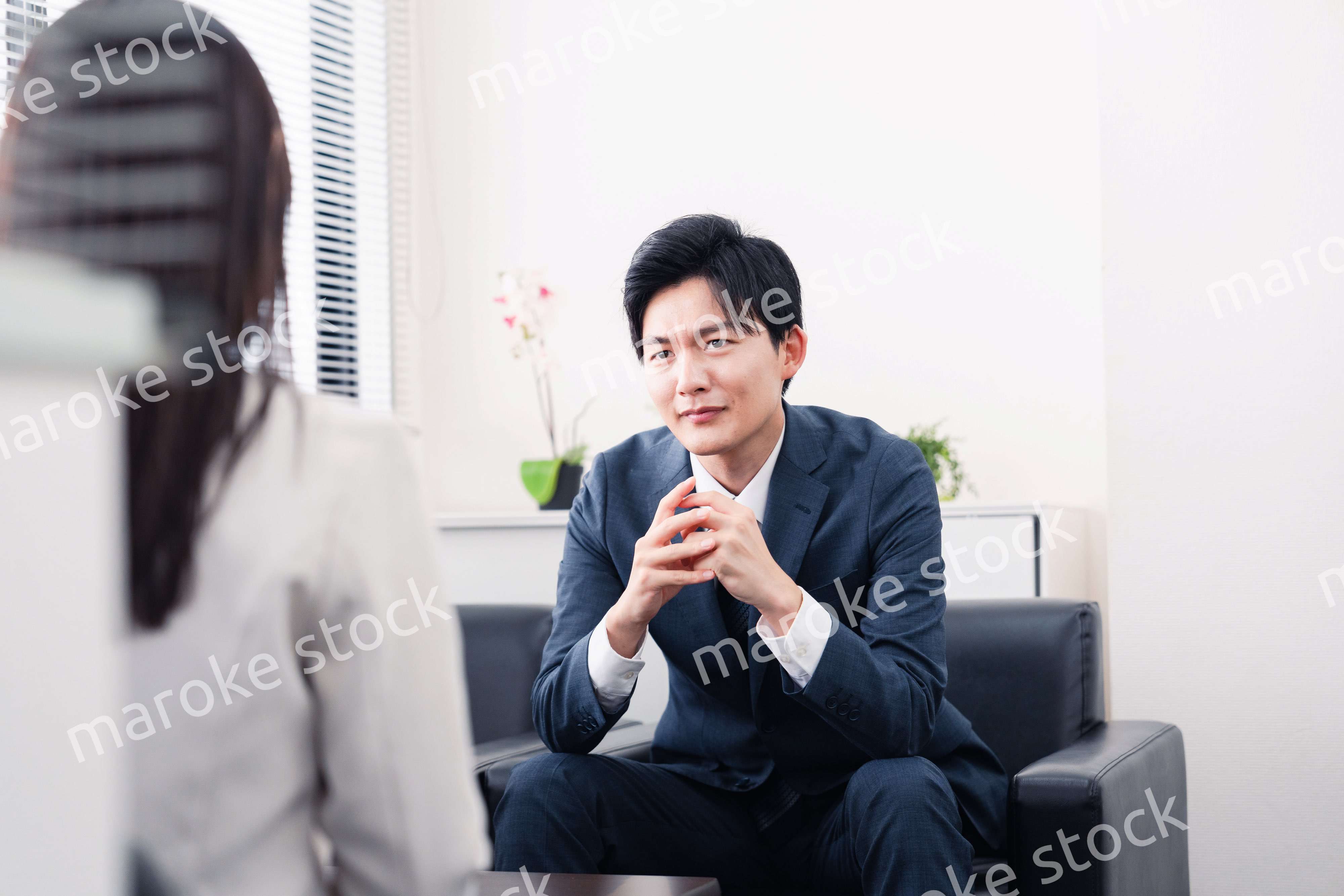 商談で厳しい表情を見せるビジネスマン