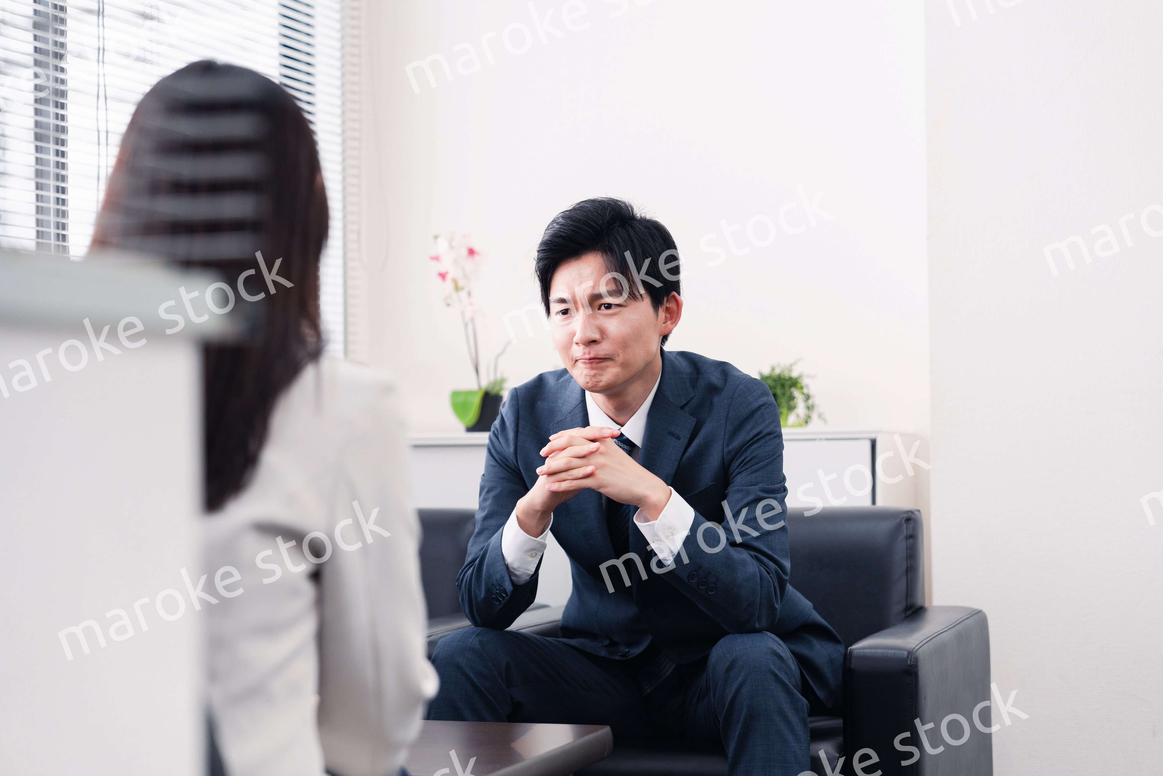 商談で厳しい表情を見せるビジネスマン
