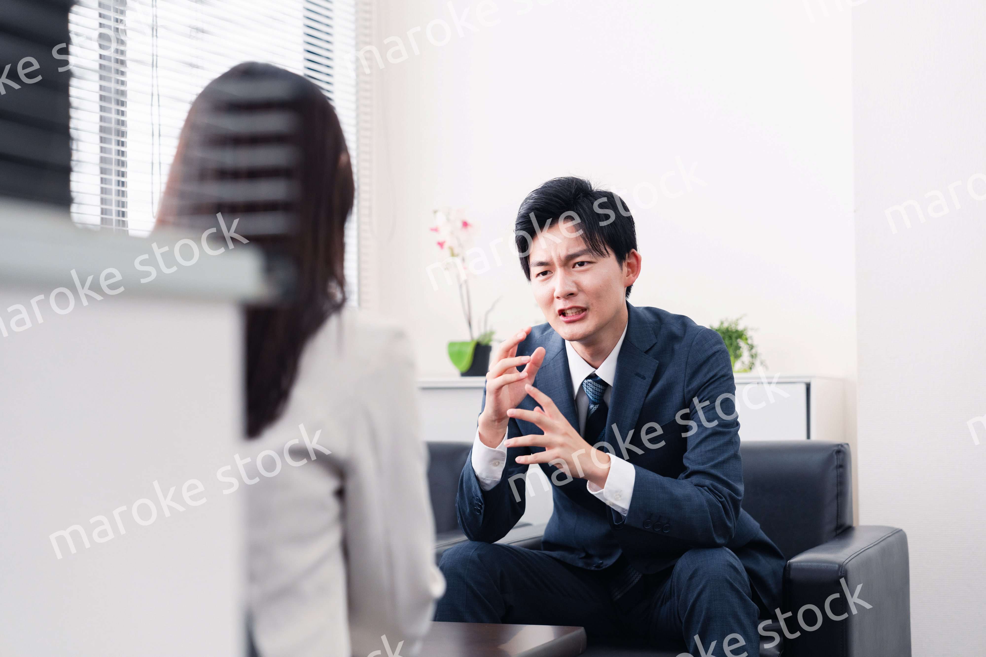 商談で厳しい表情を見せるビジネスマン