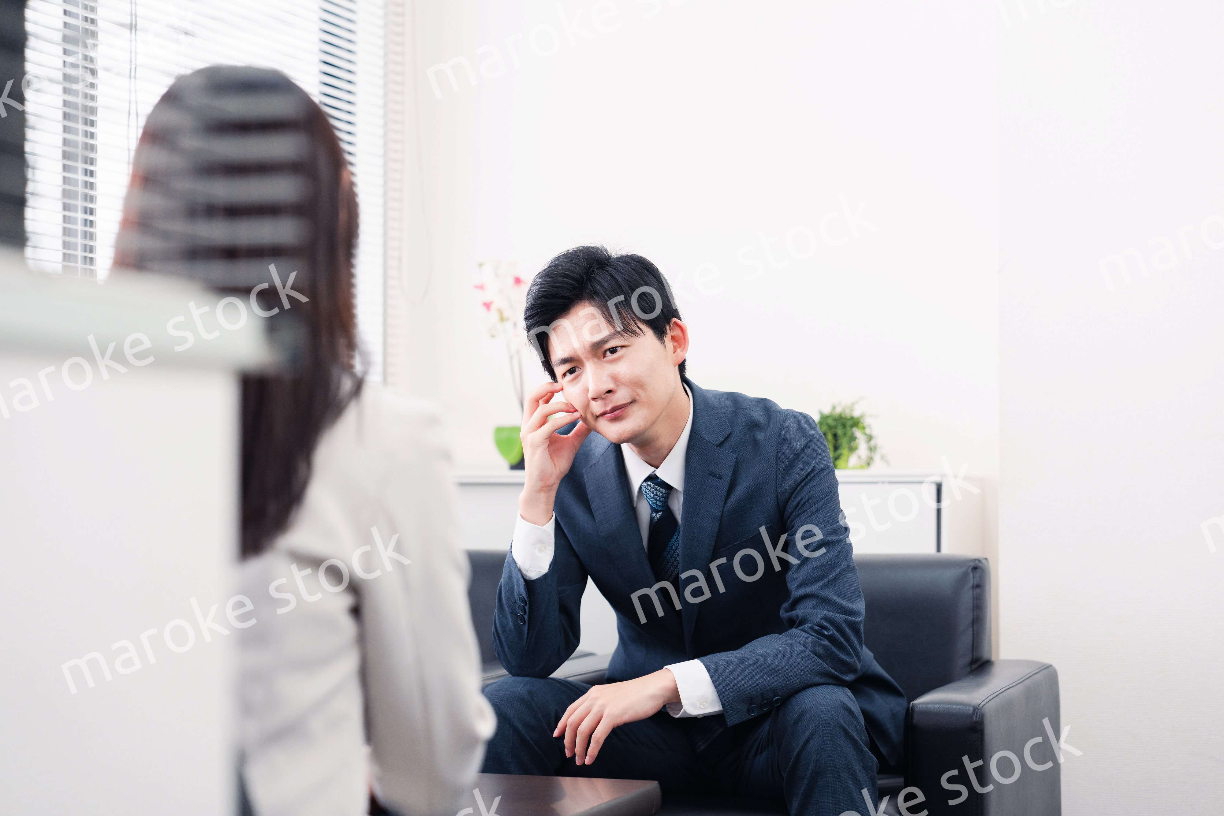 商談で厳しい表情を見せるビジネスマン