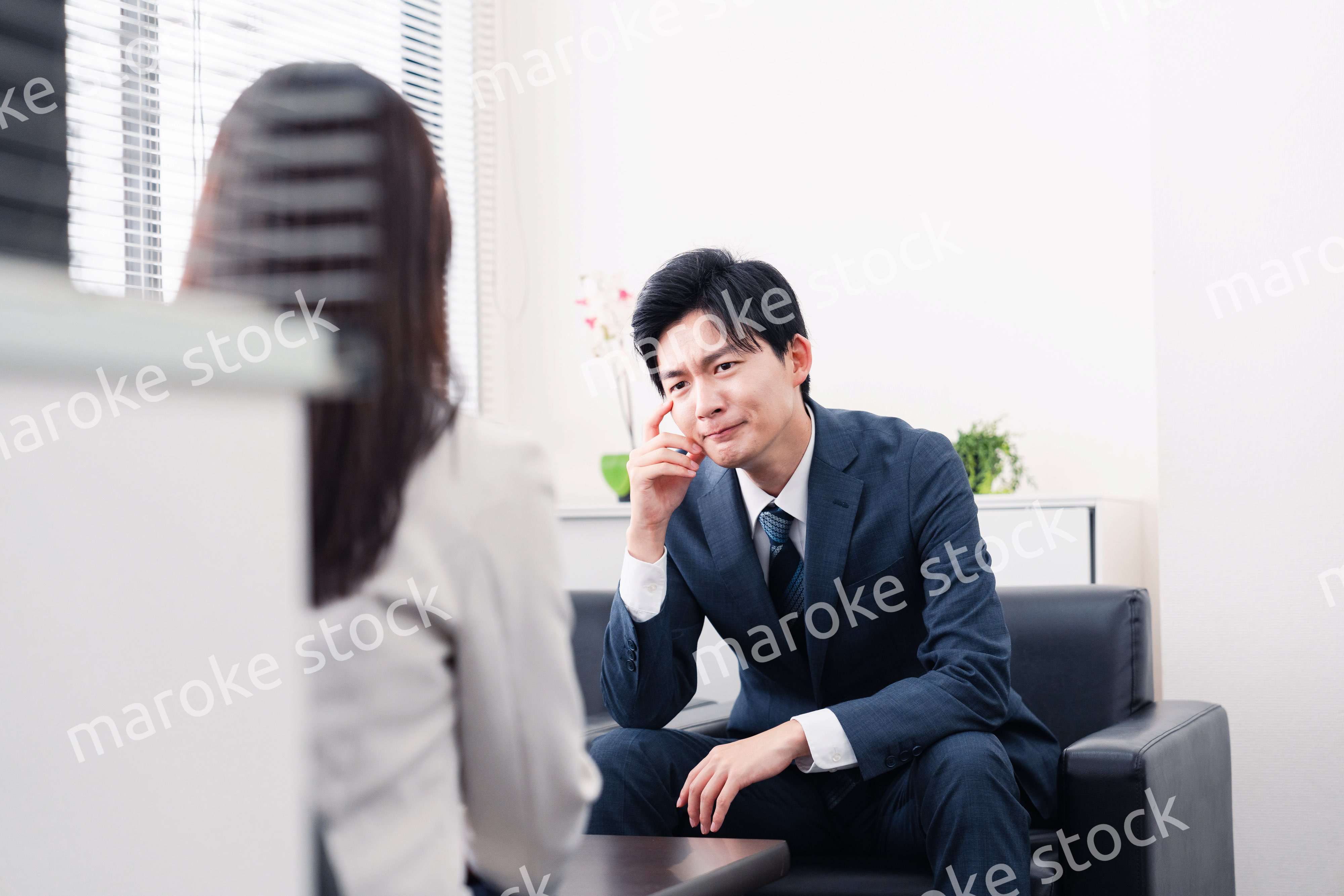 商談で厳しい表情を見せるビジネスマン