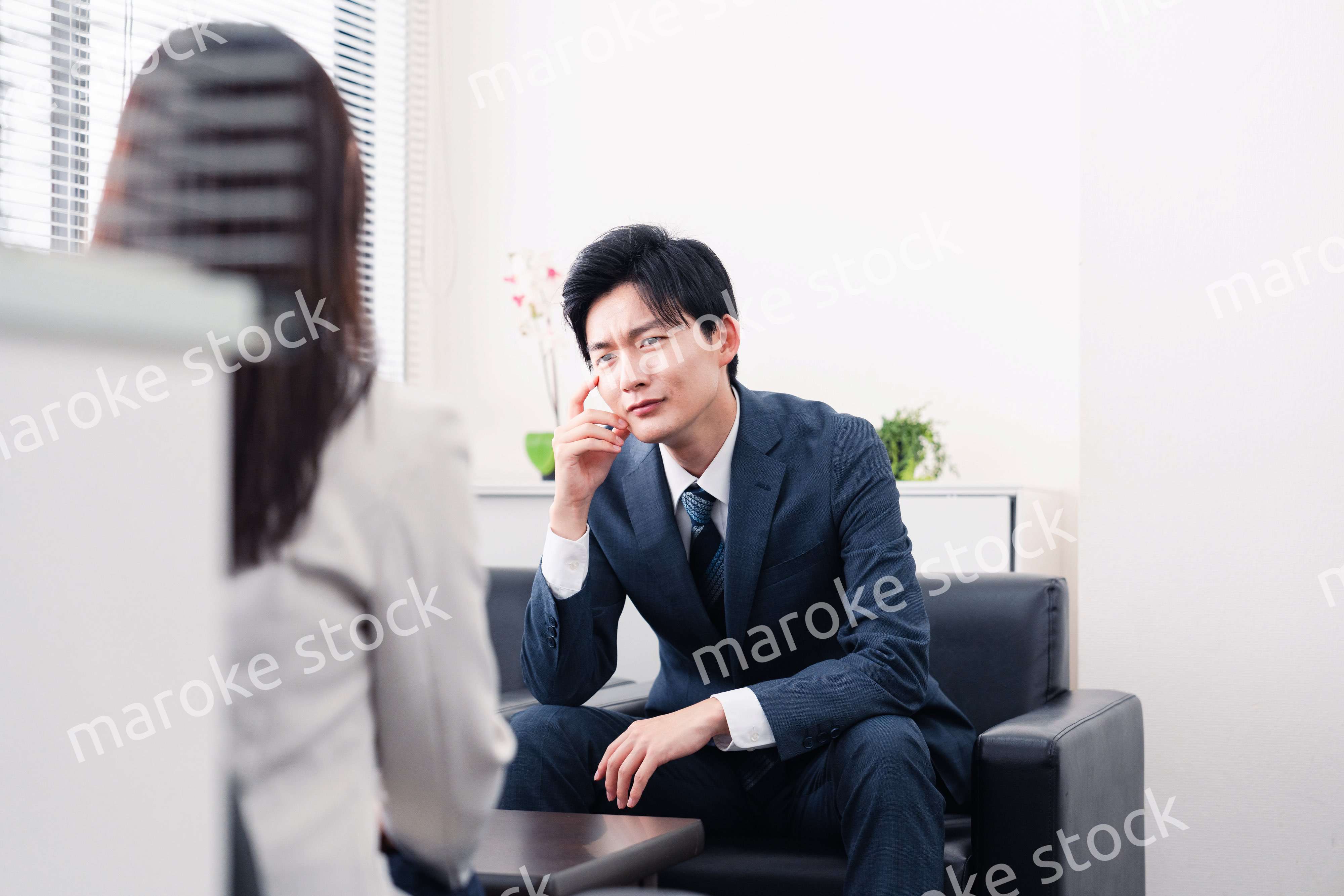 商談で厳しい表情を見せるビジネスマン