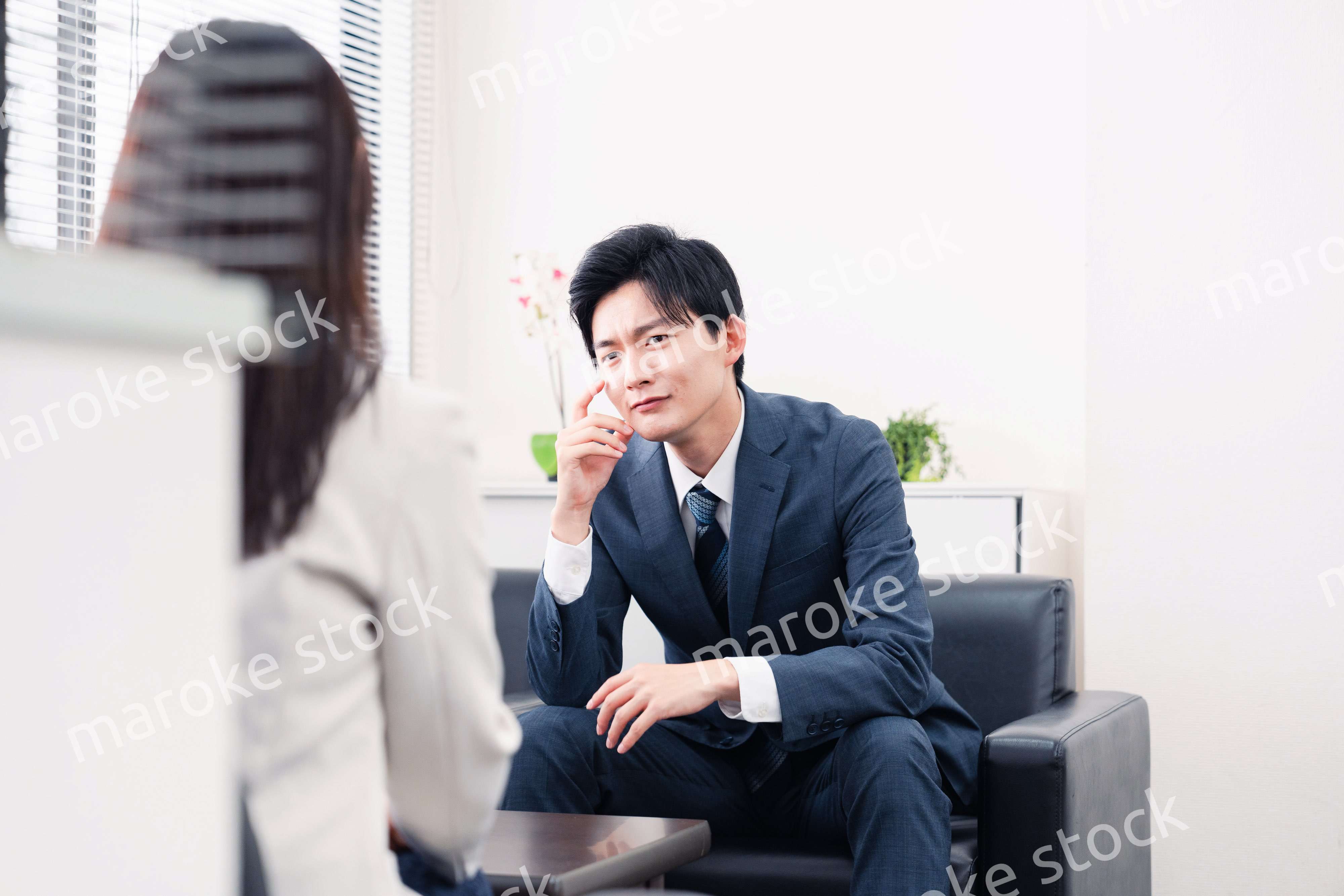 商談で厳しい表情を見せるビジネスマン