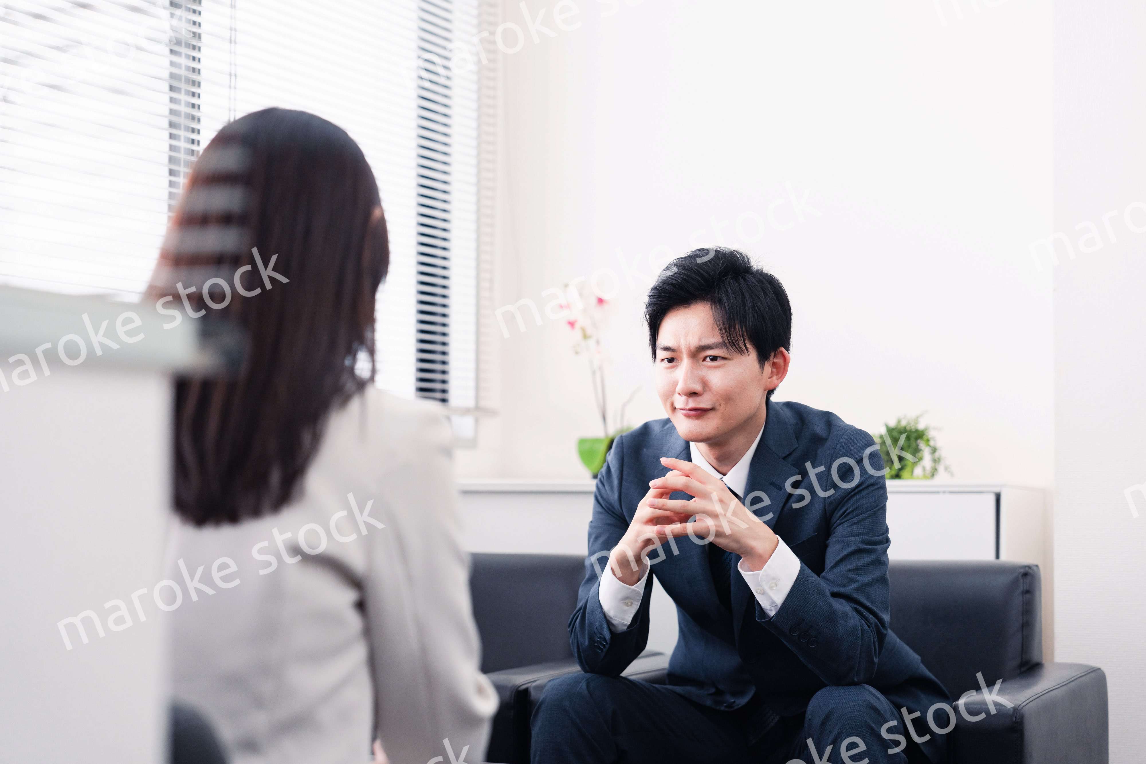 商談で厳しい表情を見せるビジネスマン