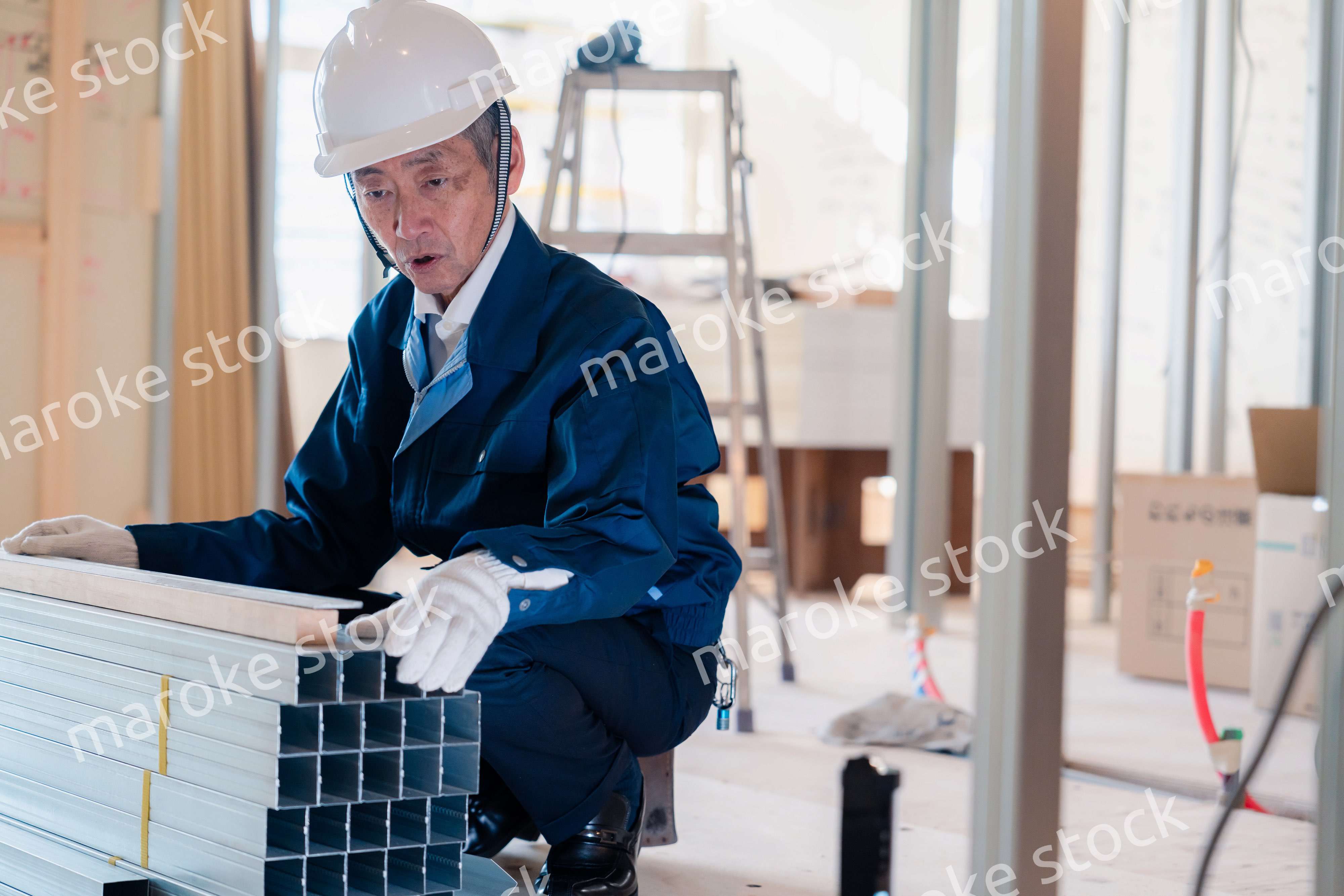 建設現場で資材の確認をする大工さん