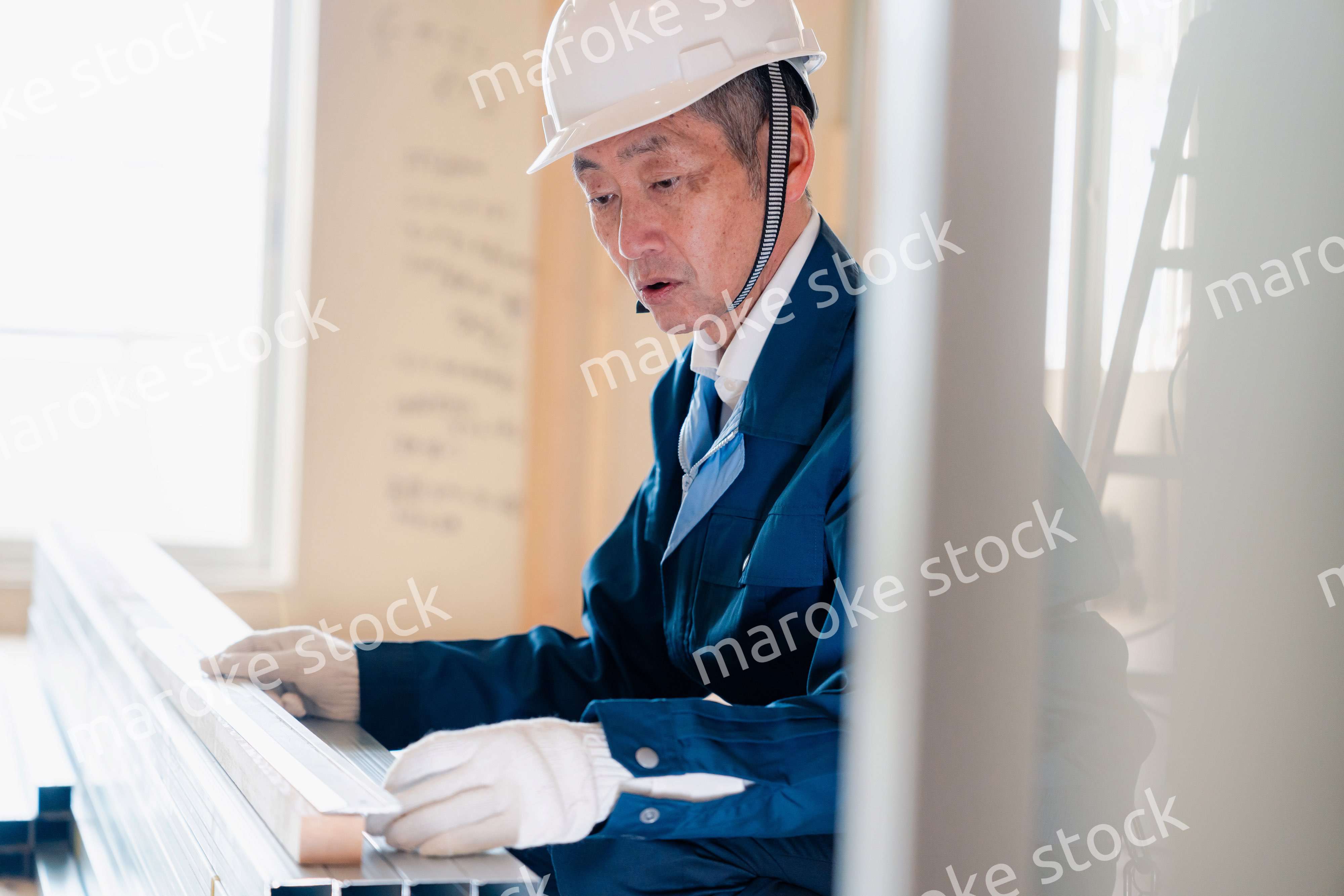 建設現場で資材の確認をする大工さん
