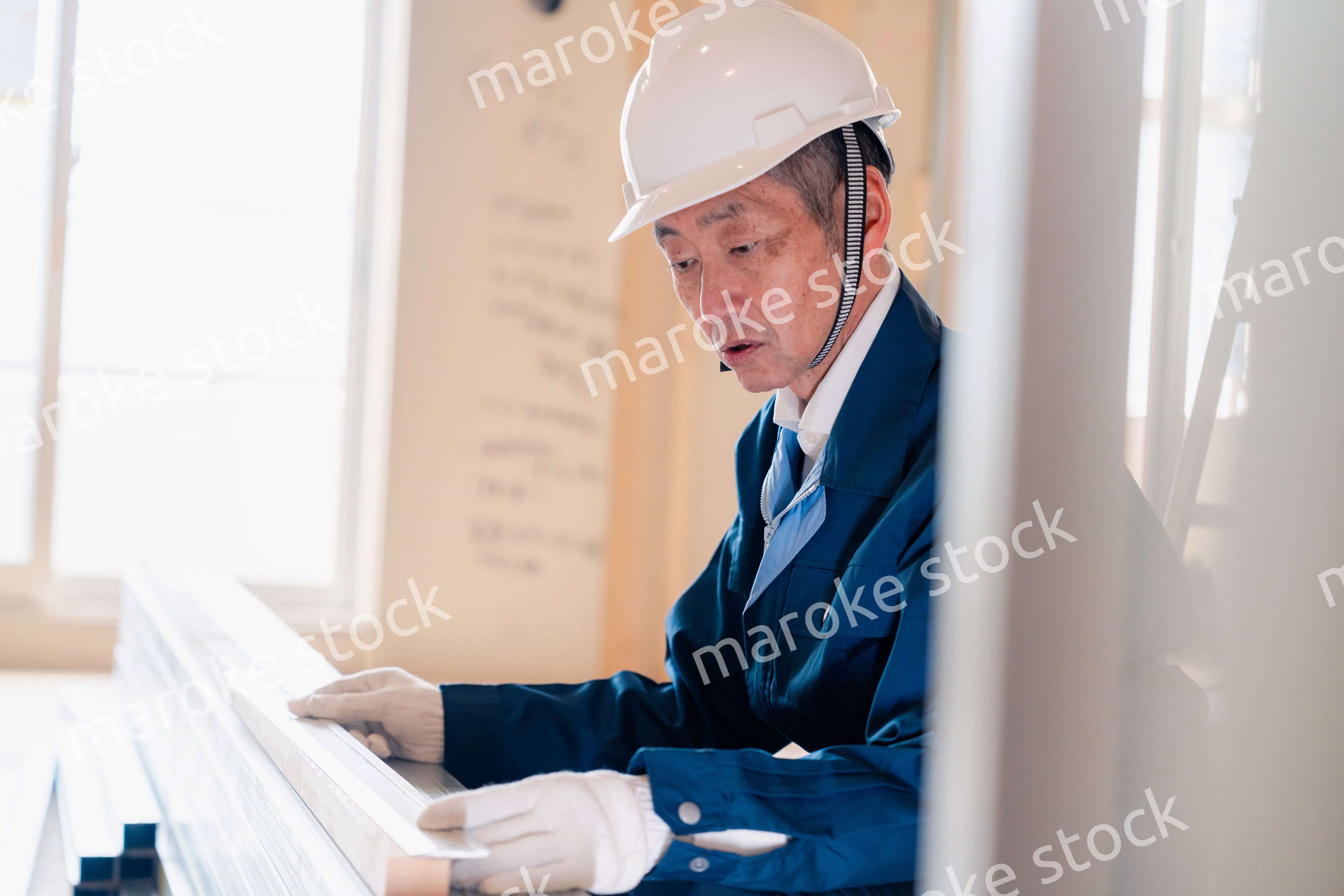 建設現場で資材の確認をする大工さん