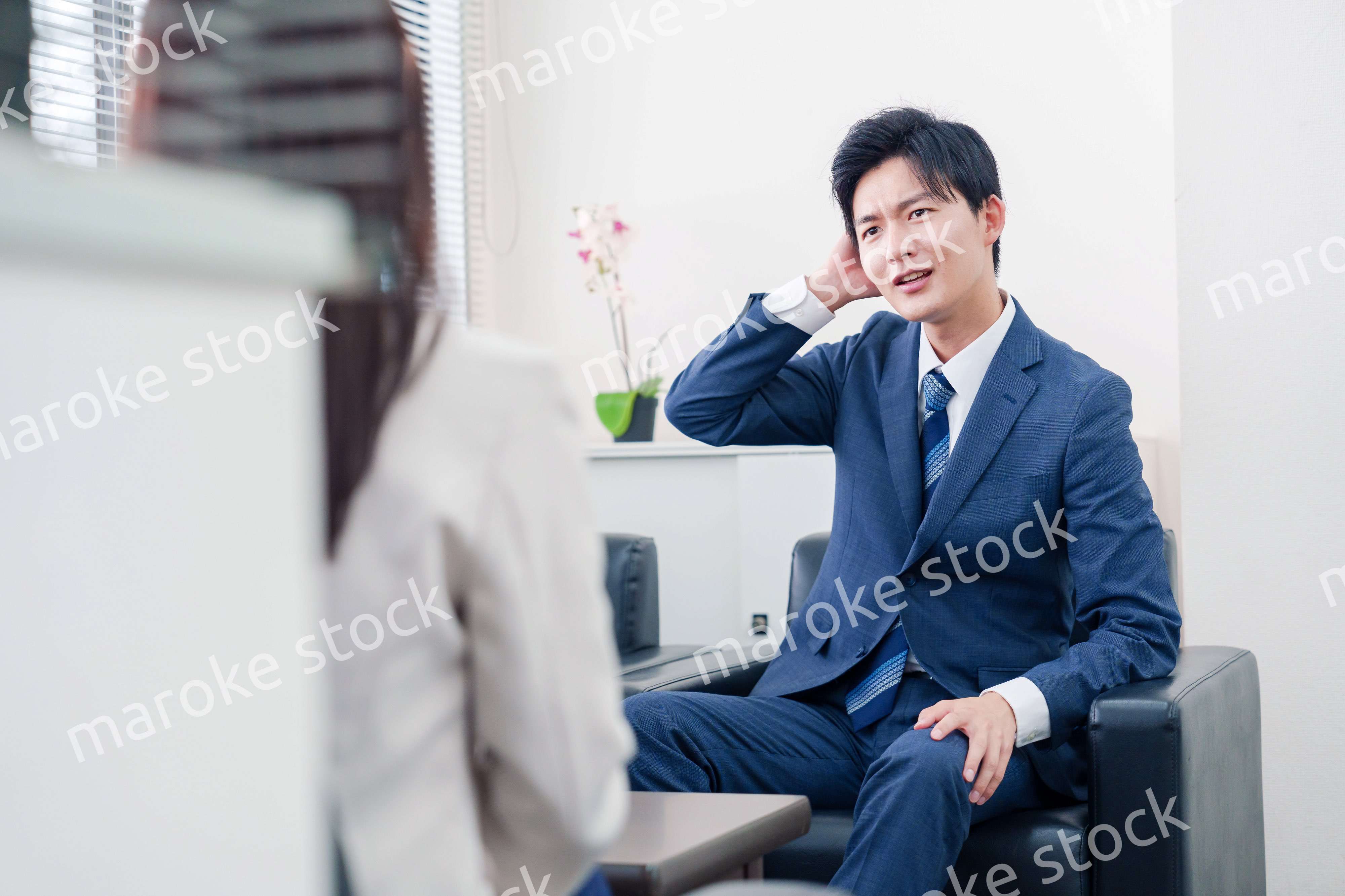 交渉が決裂して横柄な態度をとる営業マン