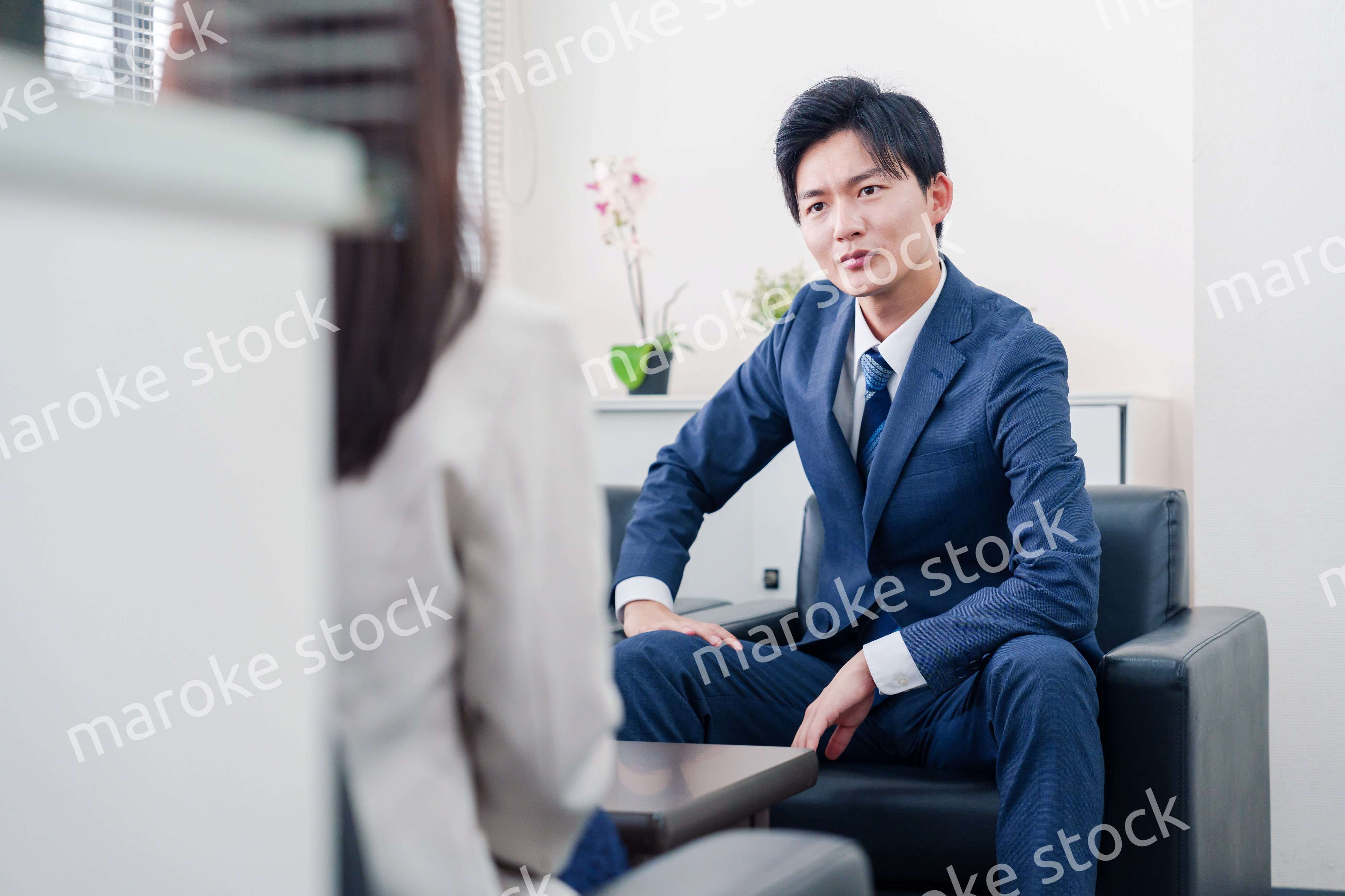 交渉が決裂して横柄な態度をとる営業マン