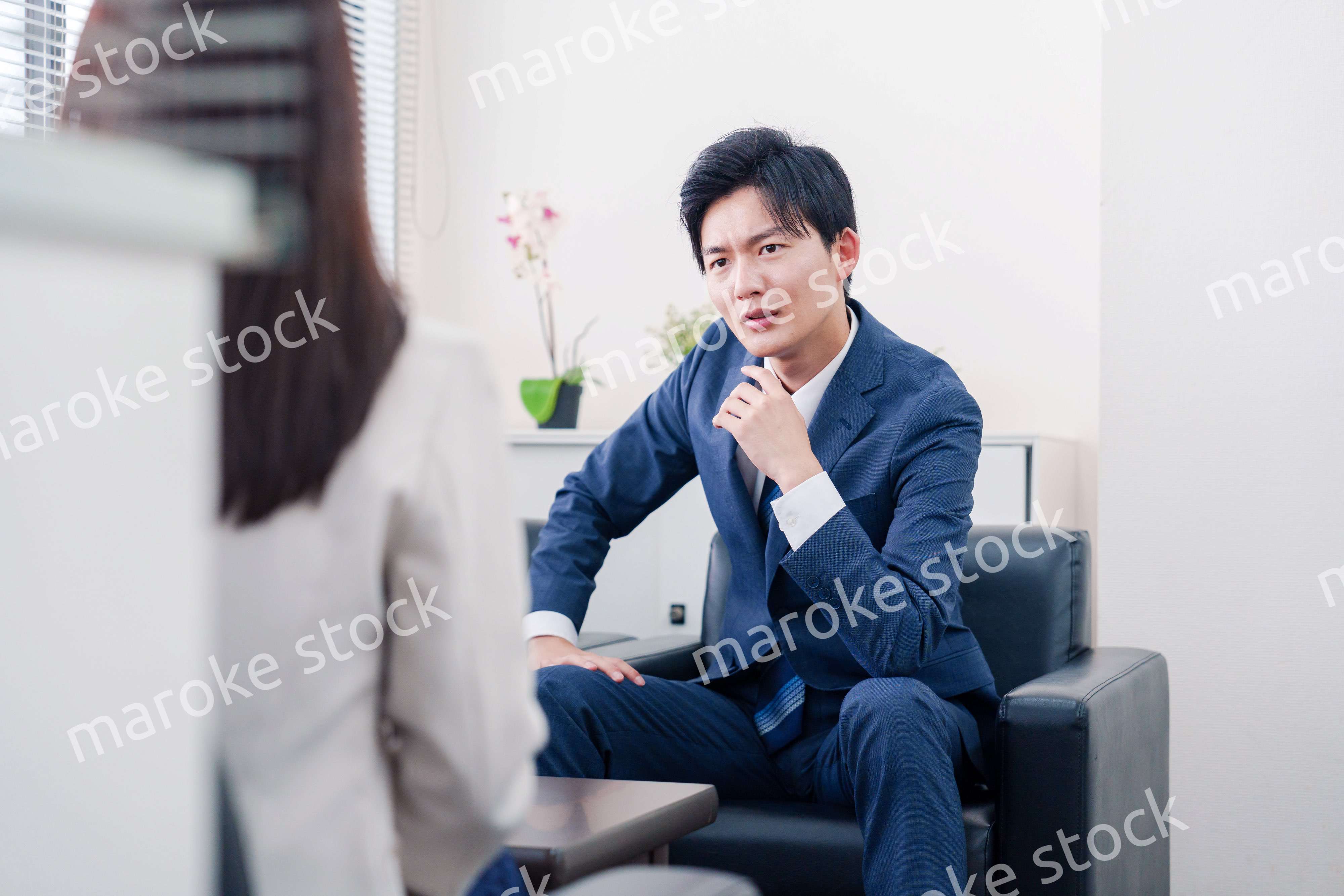 交渉が決裂して横柄な態度をとる営業マン