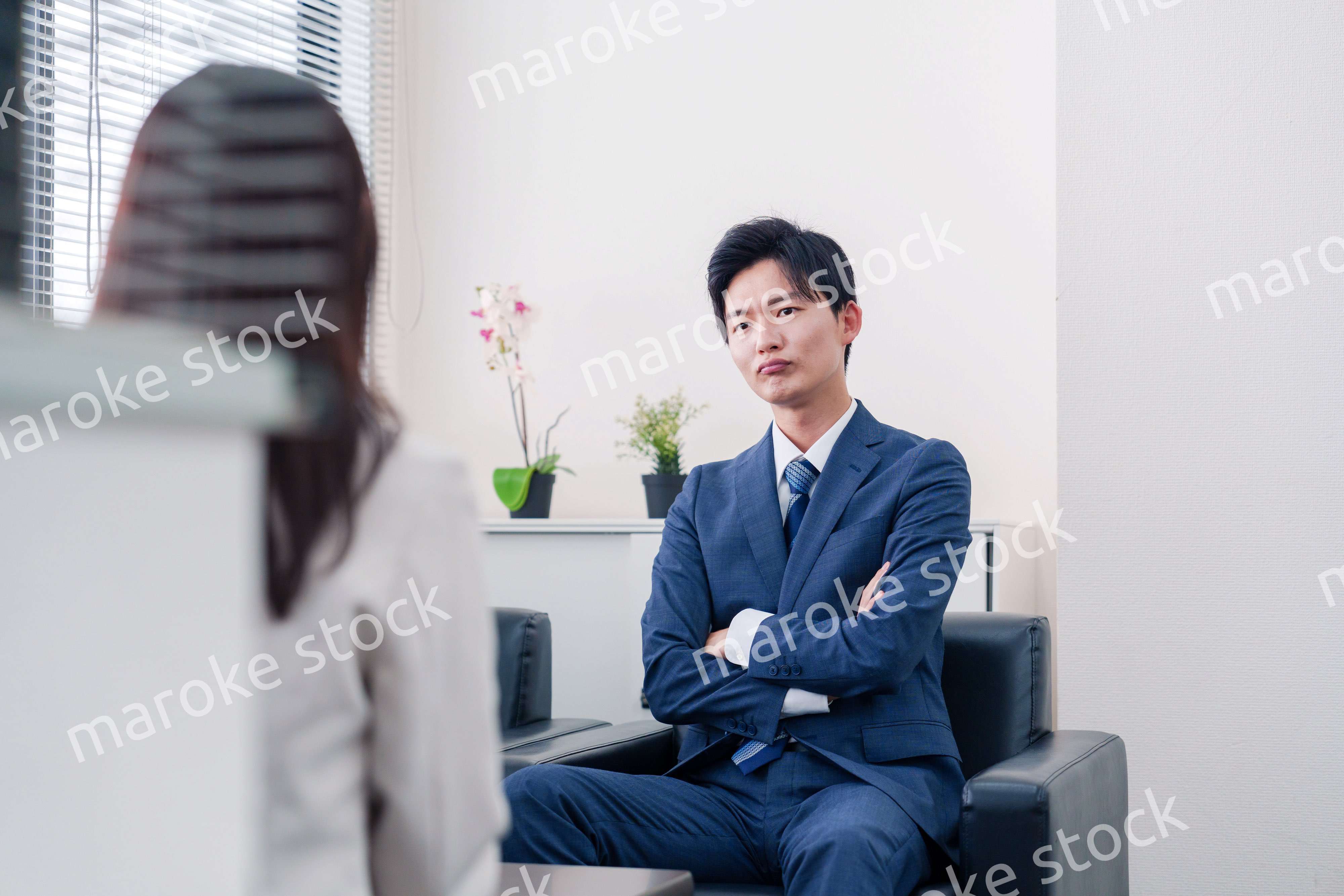 交渉が決裂して横柄な態度をとる営業マン