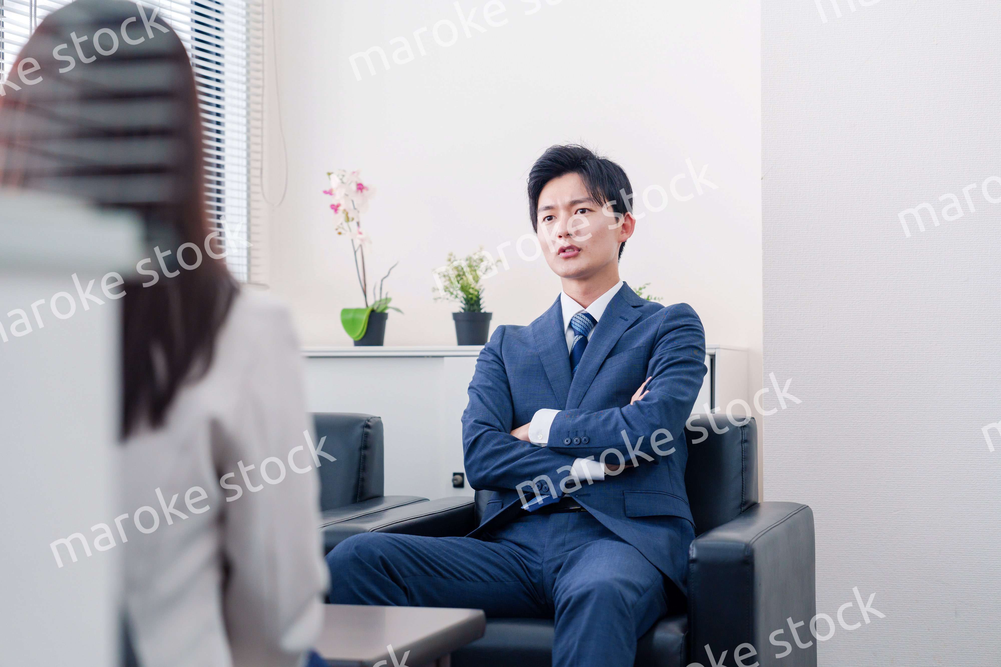 交渉が決裂して横柄な態度をとる営業マン