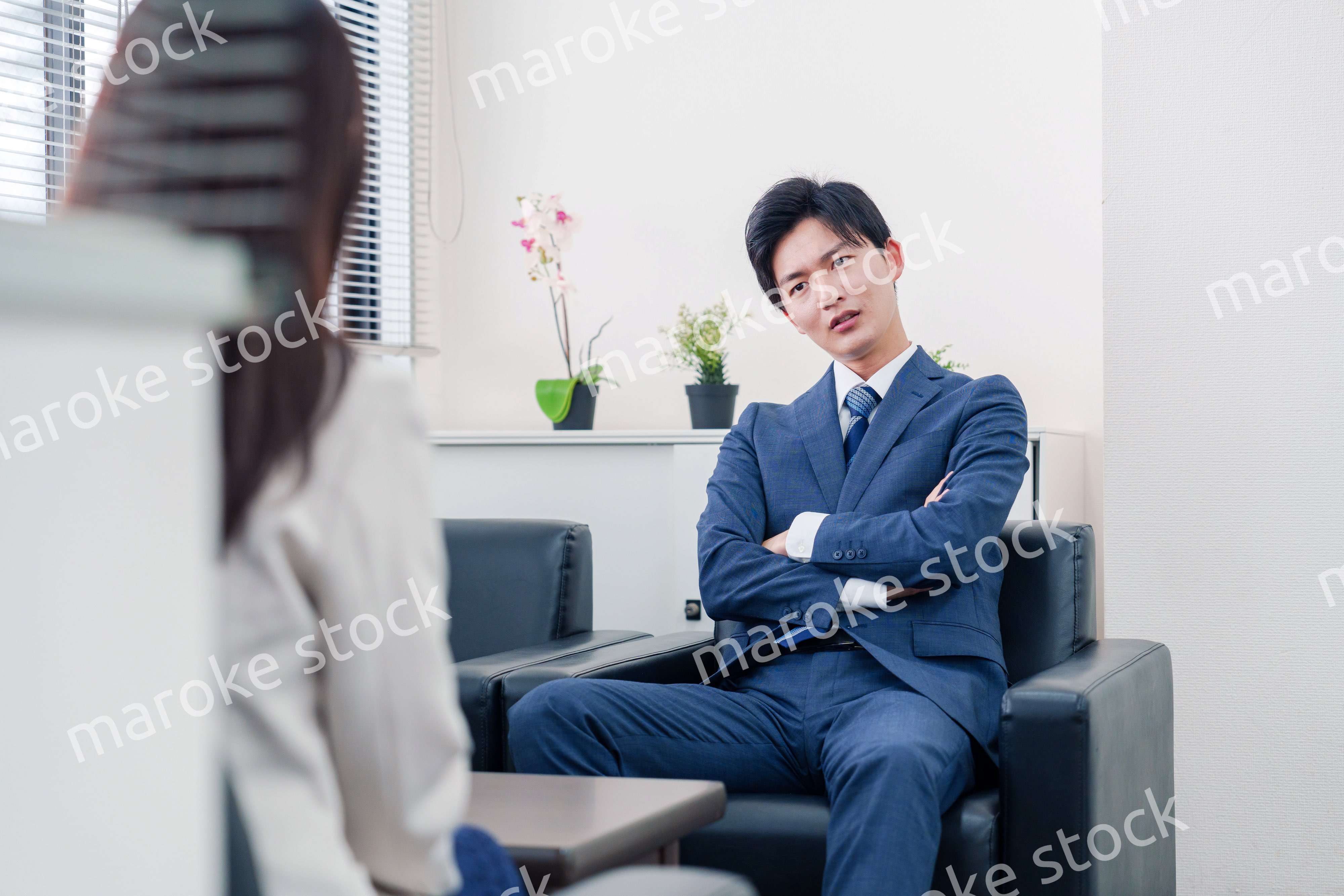 交渉が決裂して横柄な態度をとる営業マン