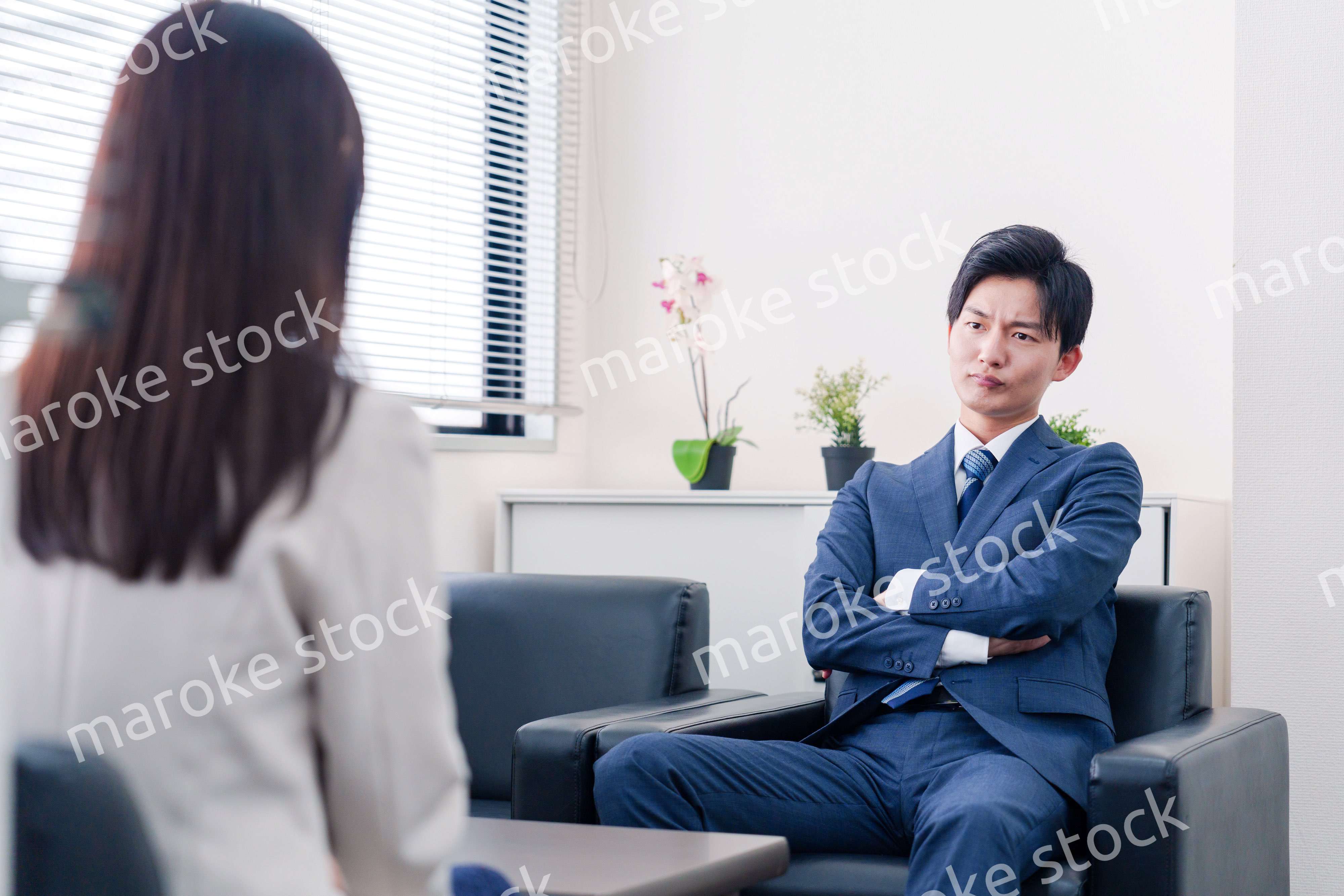 交渉が決裂して横柄な態度をとる営業マン