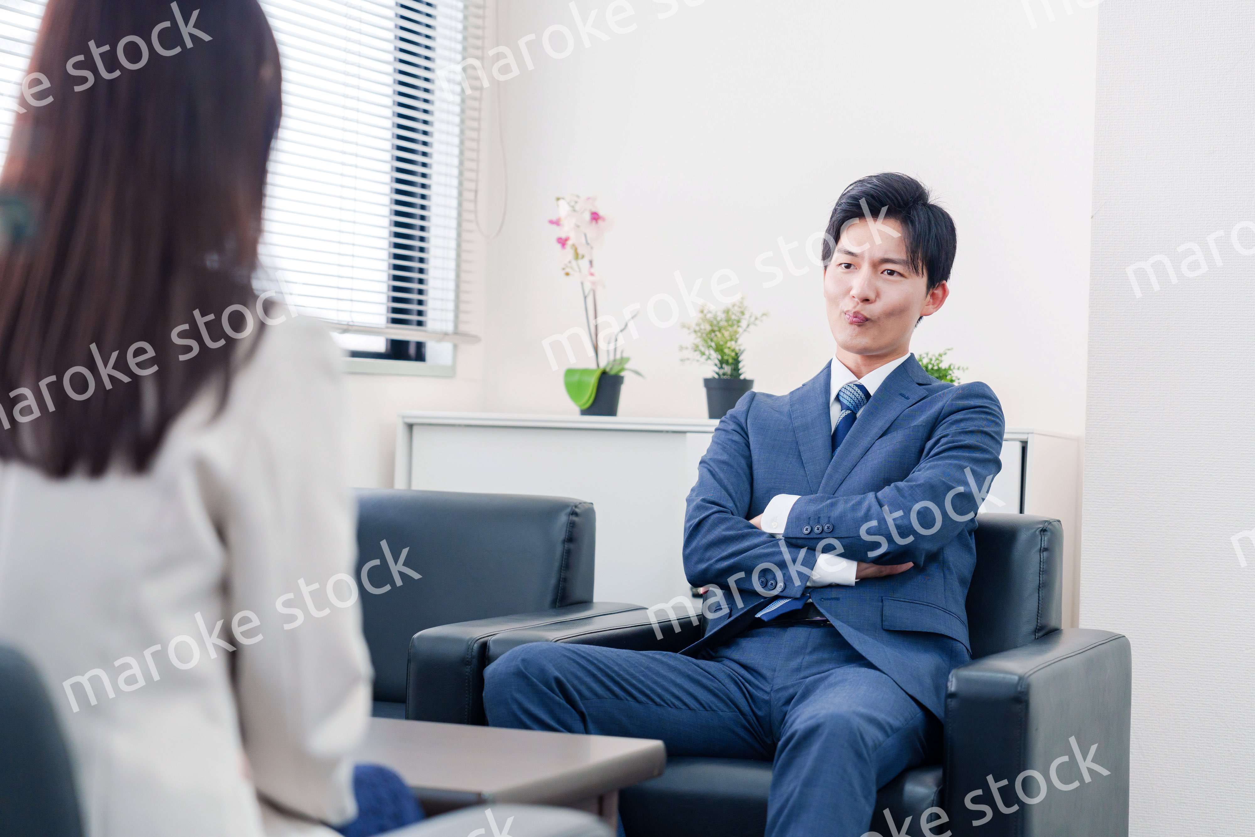 交渉が決裂して横柄な態度をとる営業マン