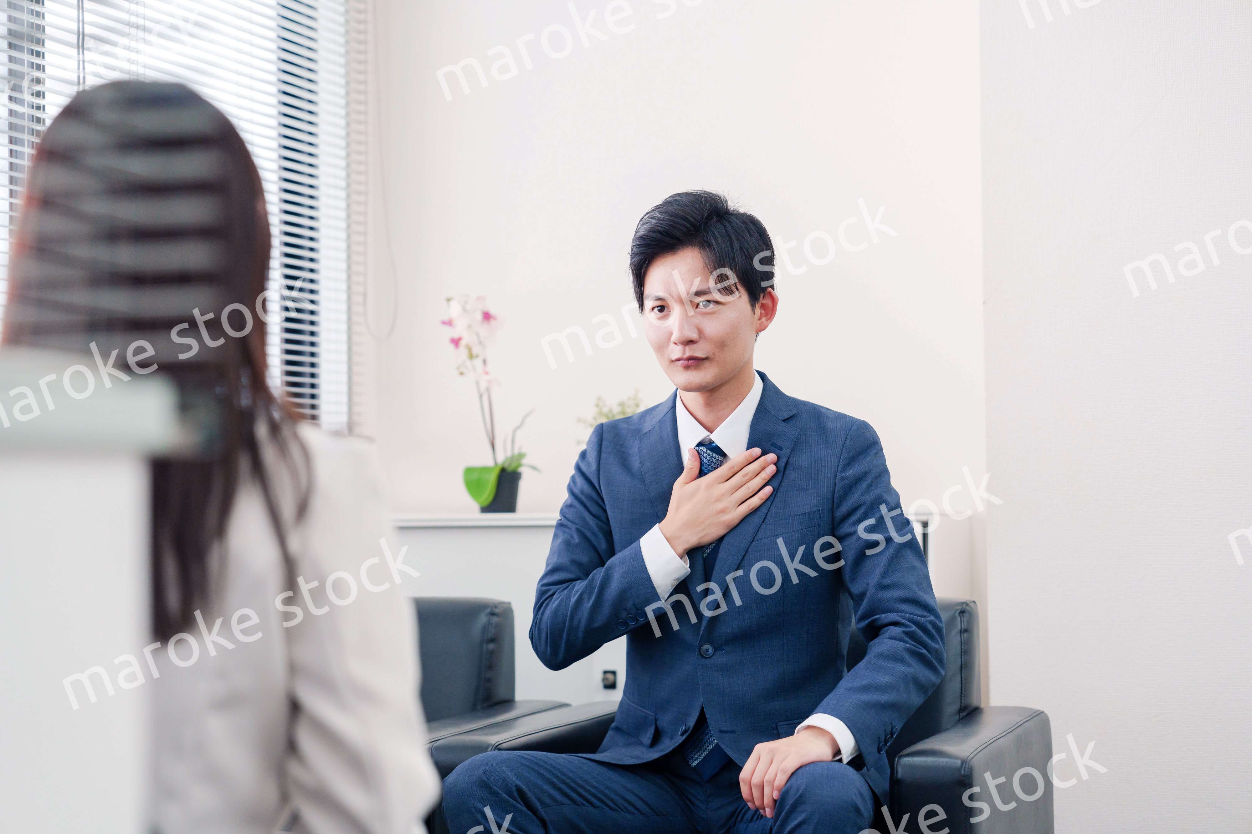 笑顔で得意先と商談をする営業マン