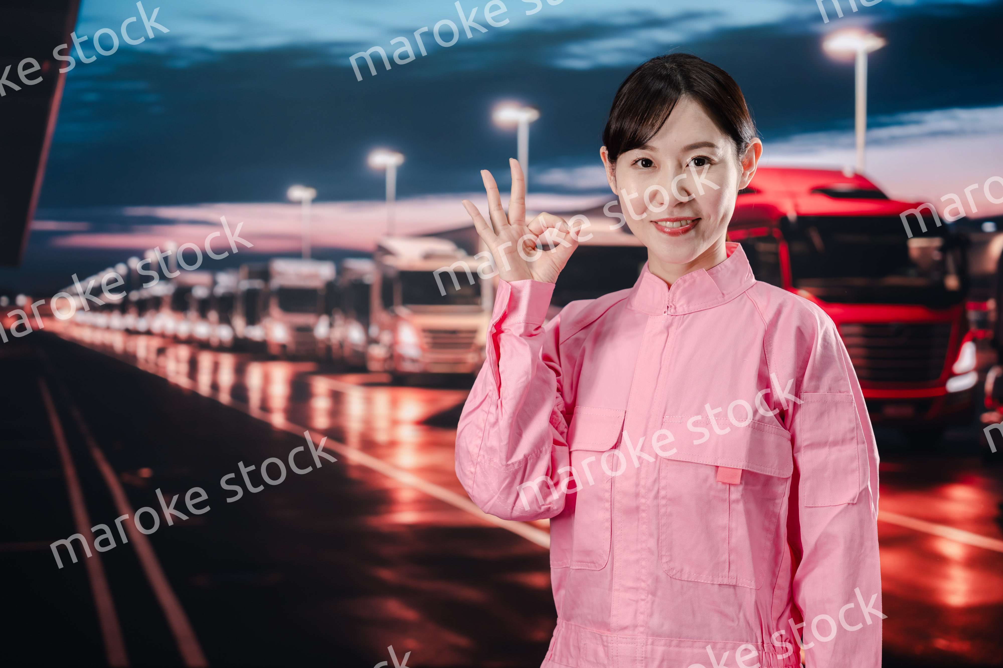 物流業界で働くトラックドライバーの女性