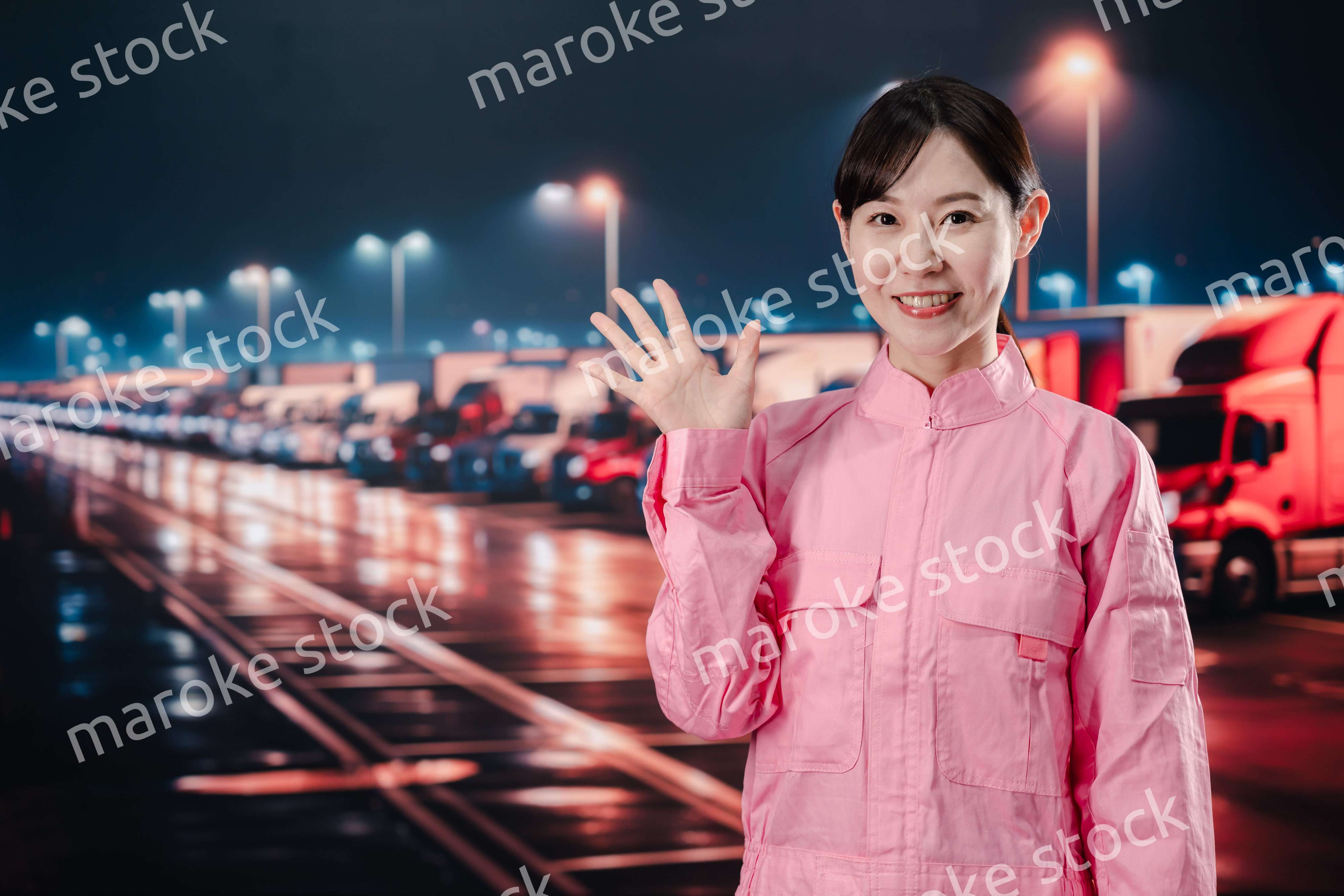 物流業界で働くトラックドライバーの女性