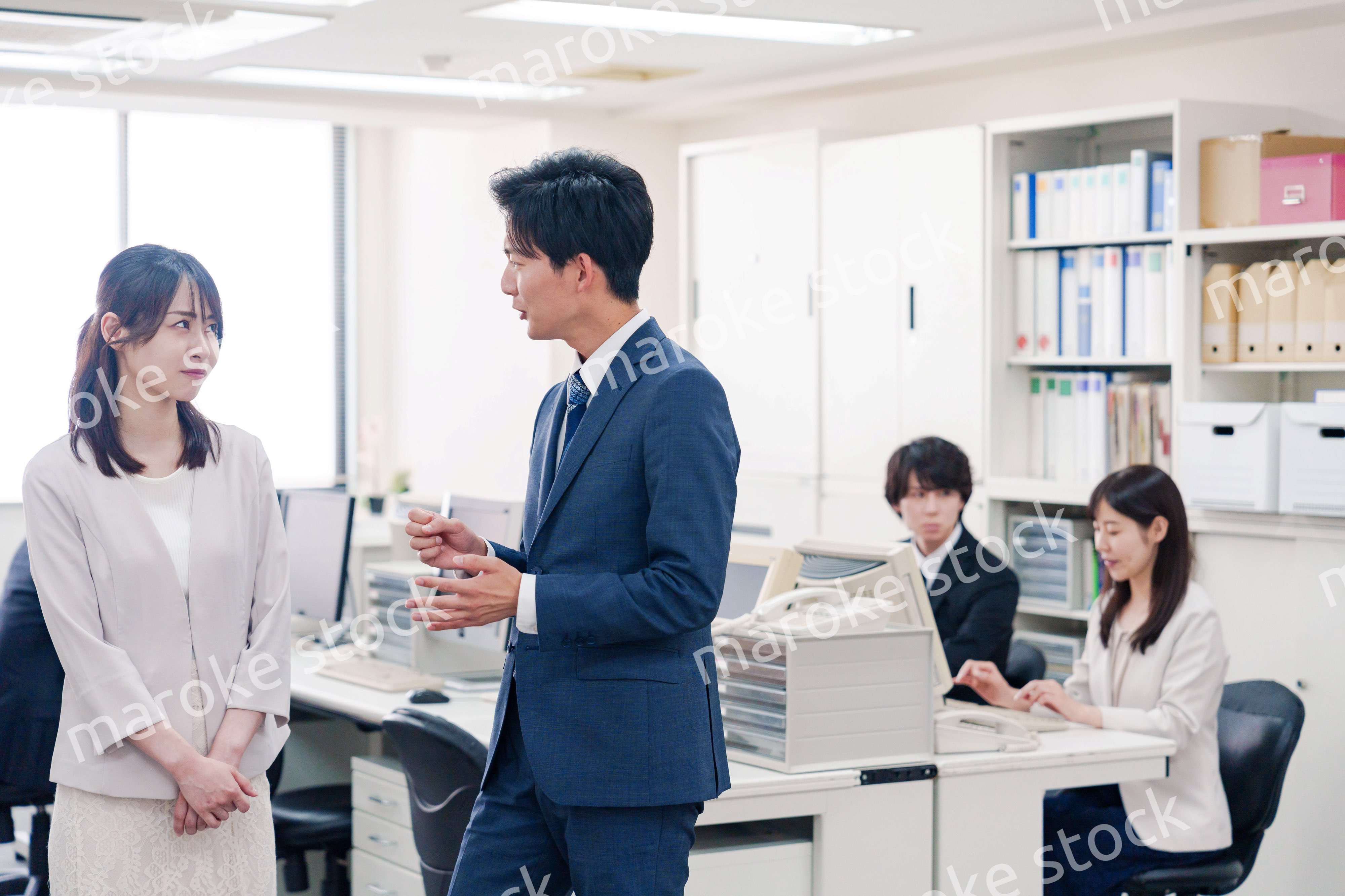 職場でハラスメントを受ける女性の社員