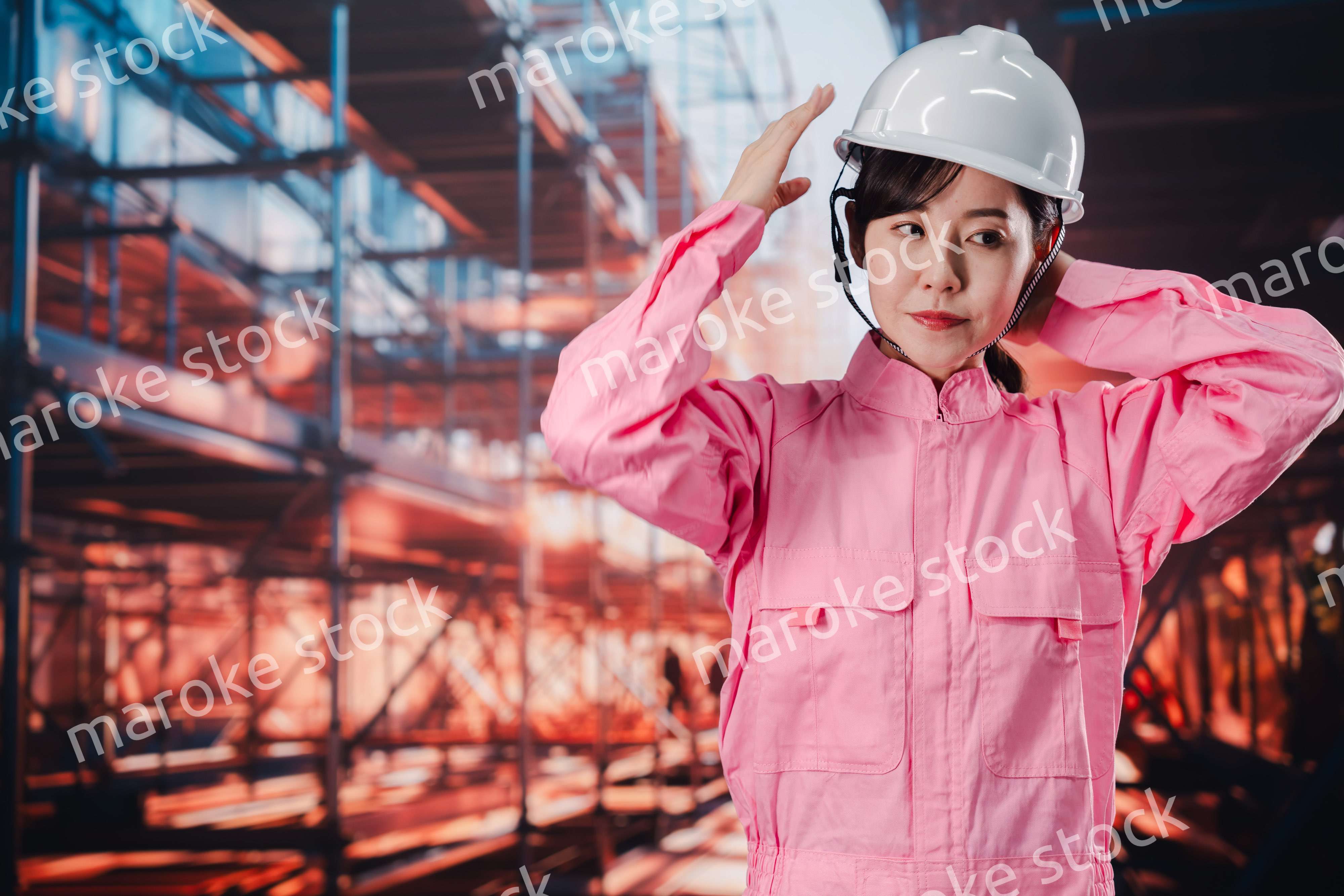 建設現場でヘルメットを被る女性