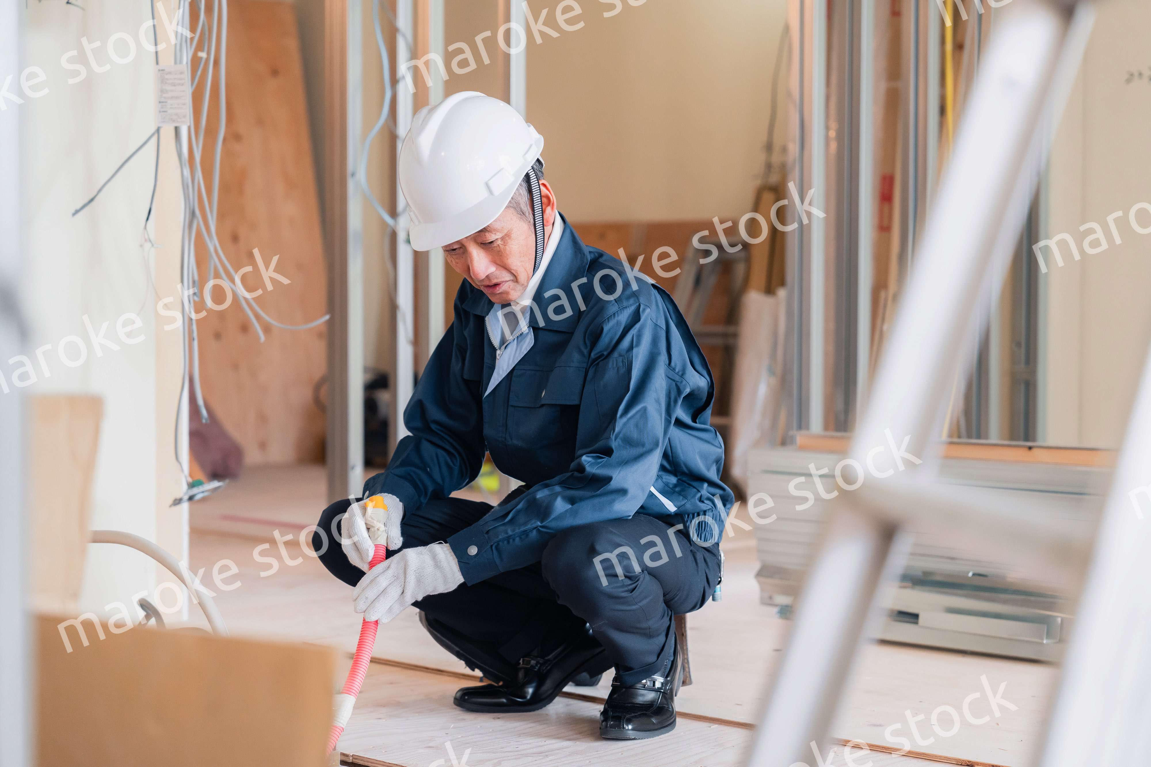 配管の作業をする大工