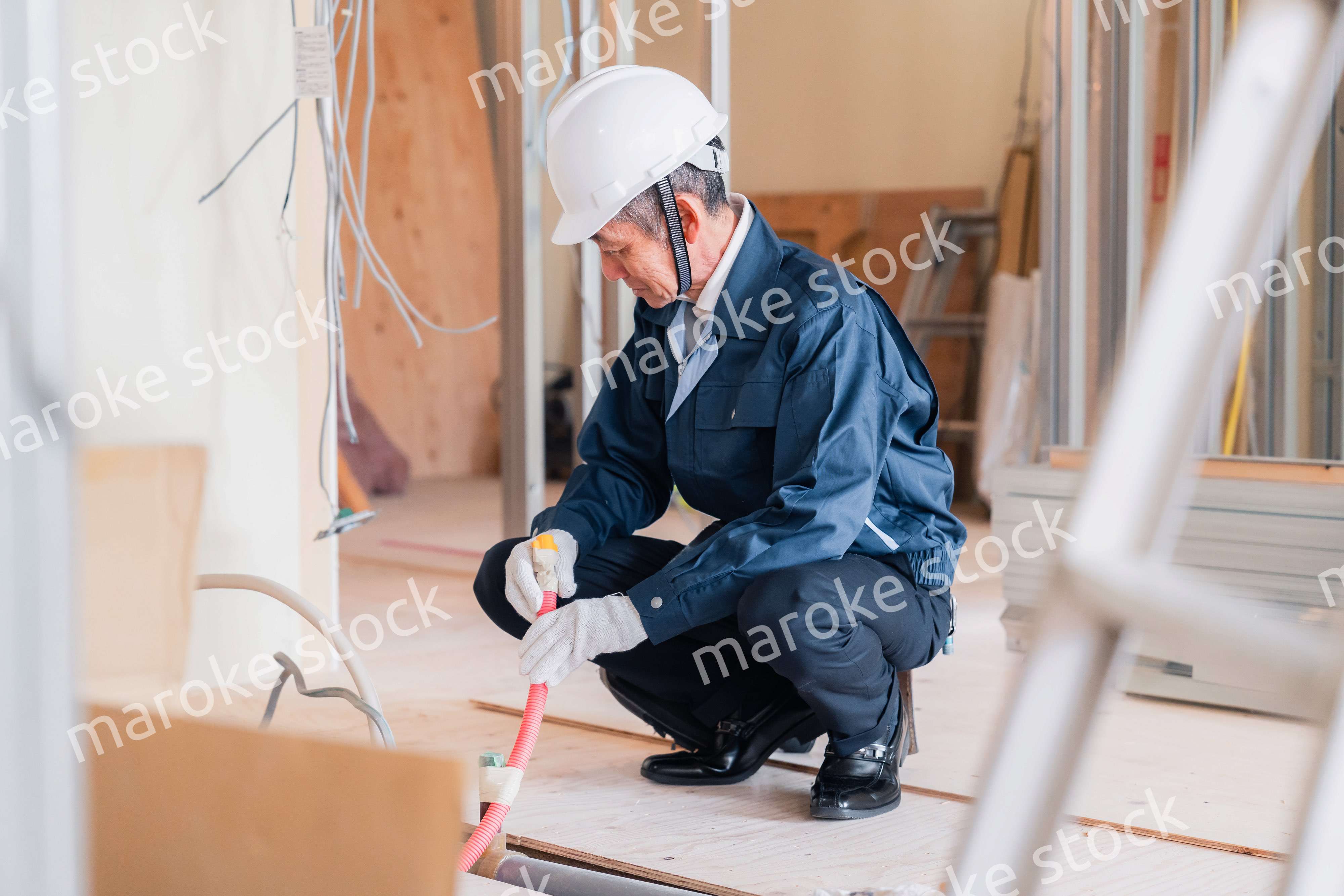 配管の作業をする大工