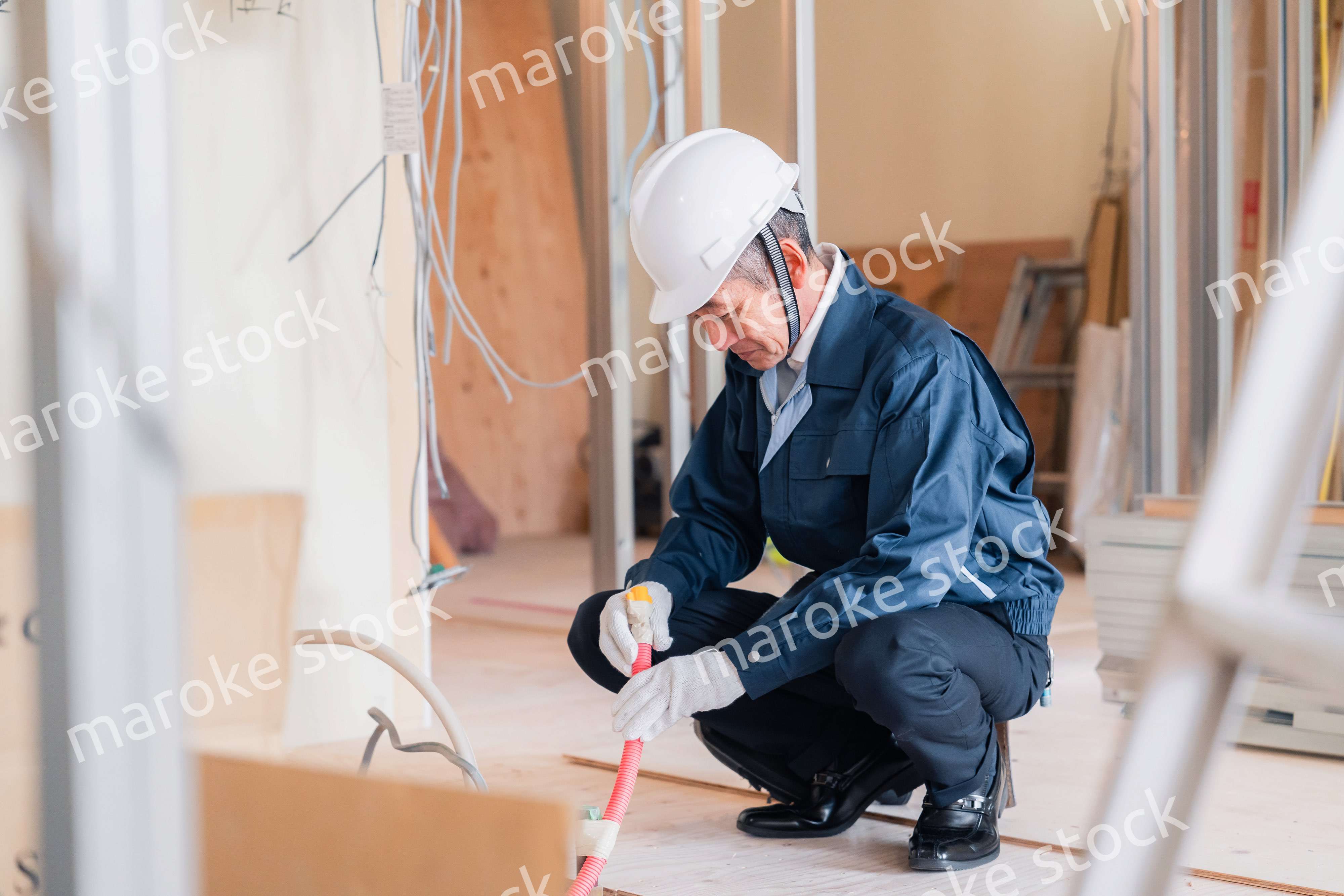 配管の作業をする大工