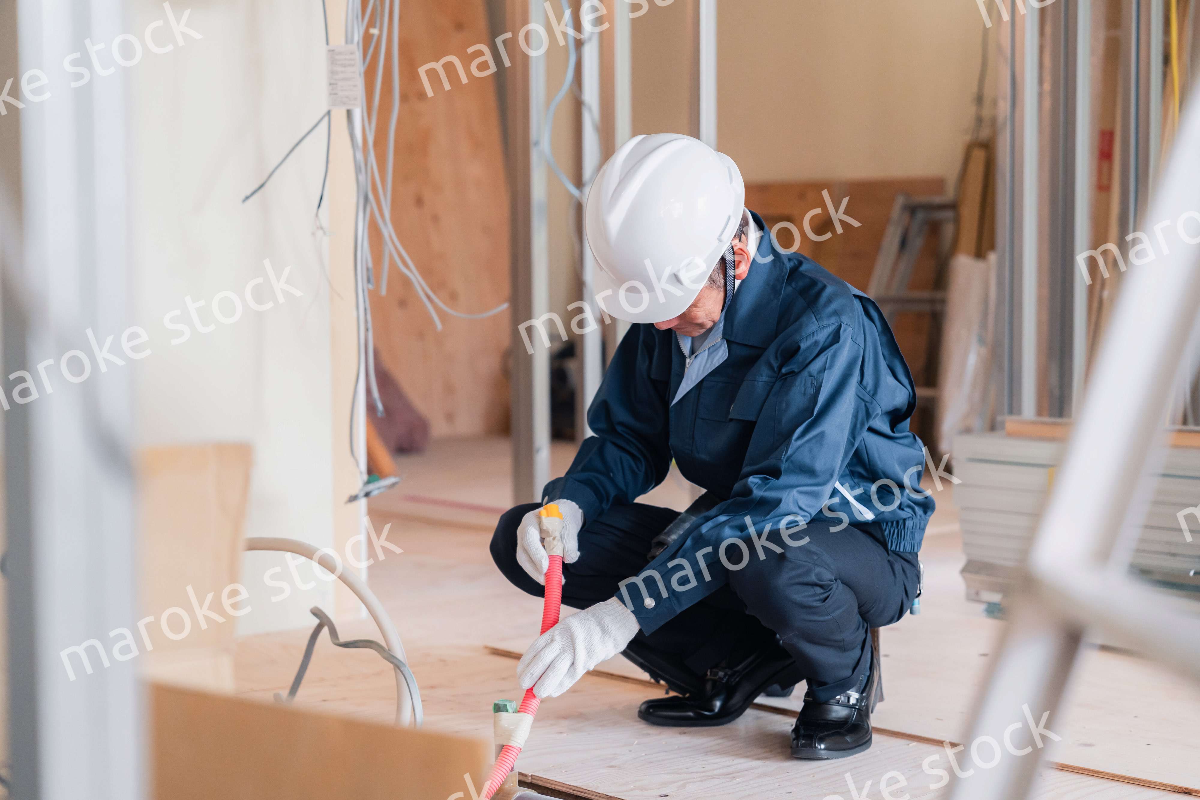 配管の作業をする大工